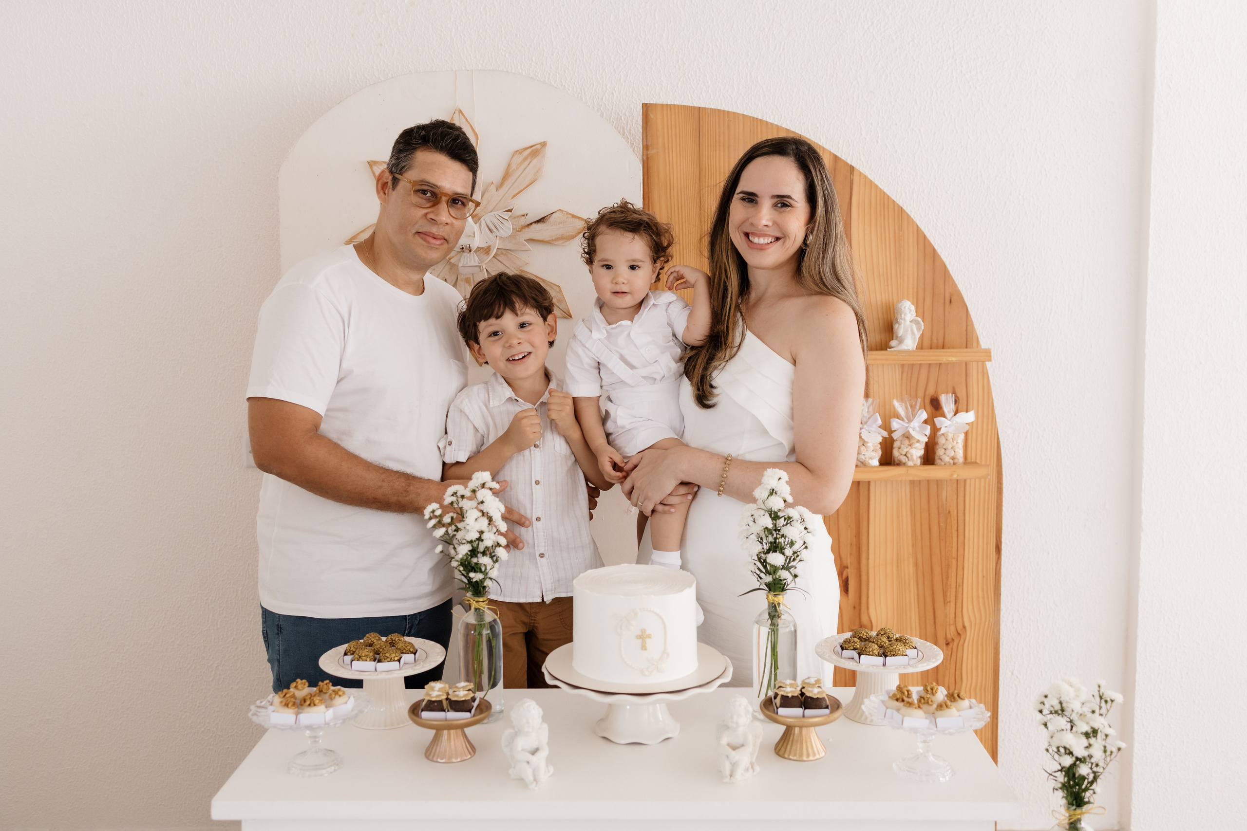 Momentos leves em família após o batizado em dia quente