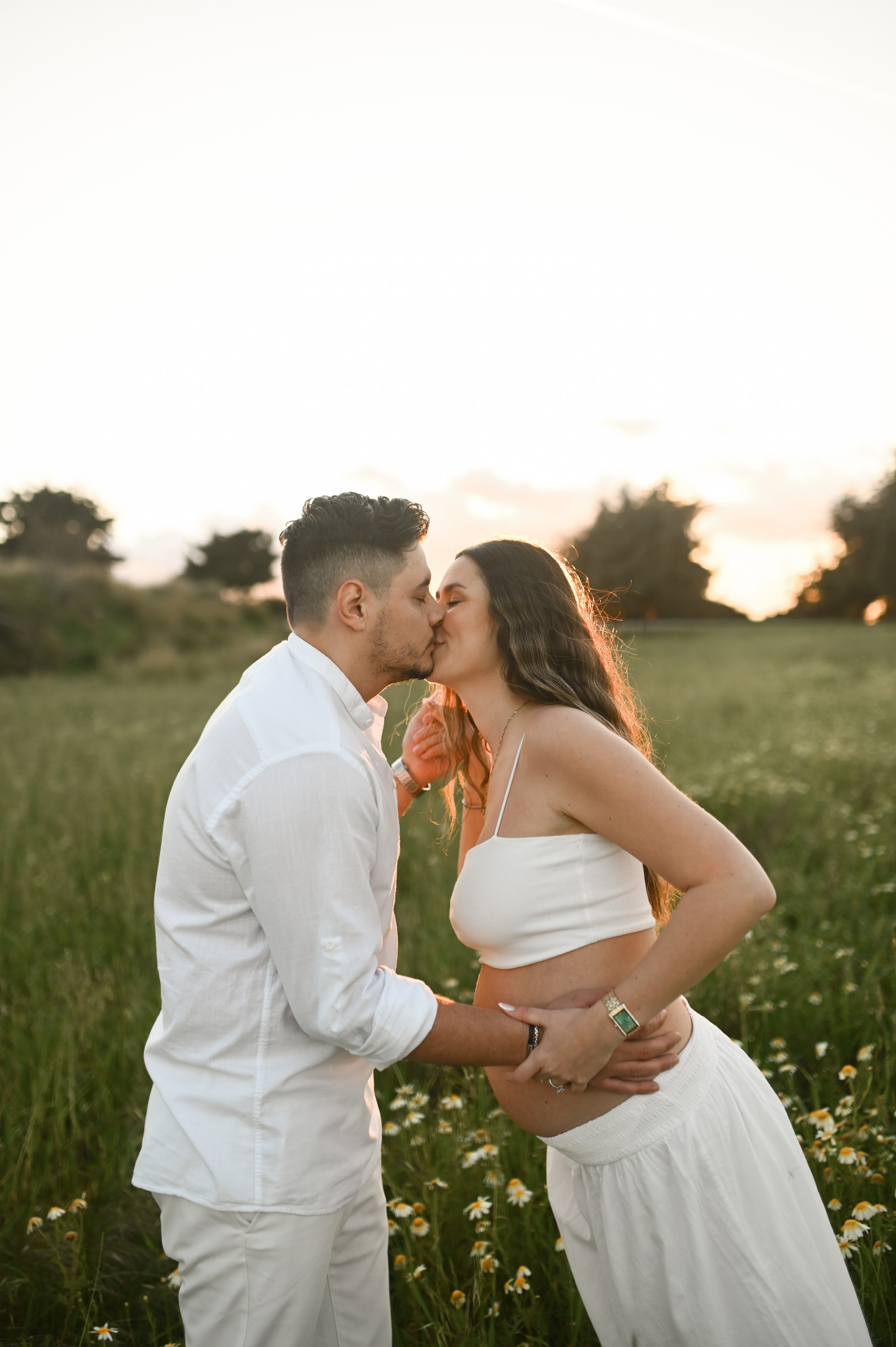 Ρομαντική φωτογράφιση εγκυμοσύνης σε χωράφι με λουλούδια. WELCOME