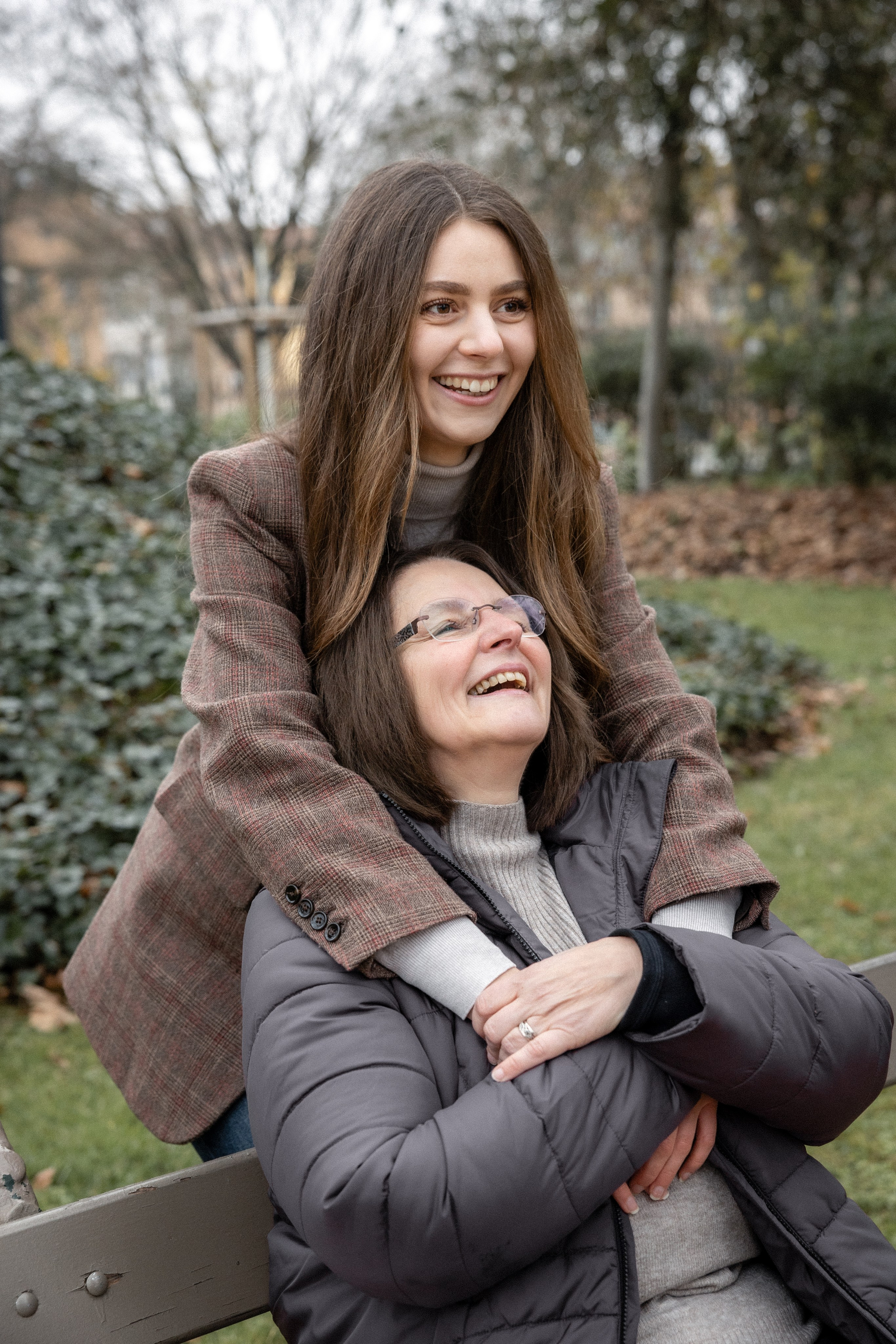 Family photoshoot with adult kids in Toulouse, Jardin des Plants. Eugénie Smirnova — your photographer in Toulouse and southwest France