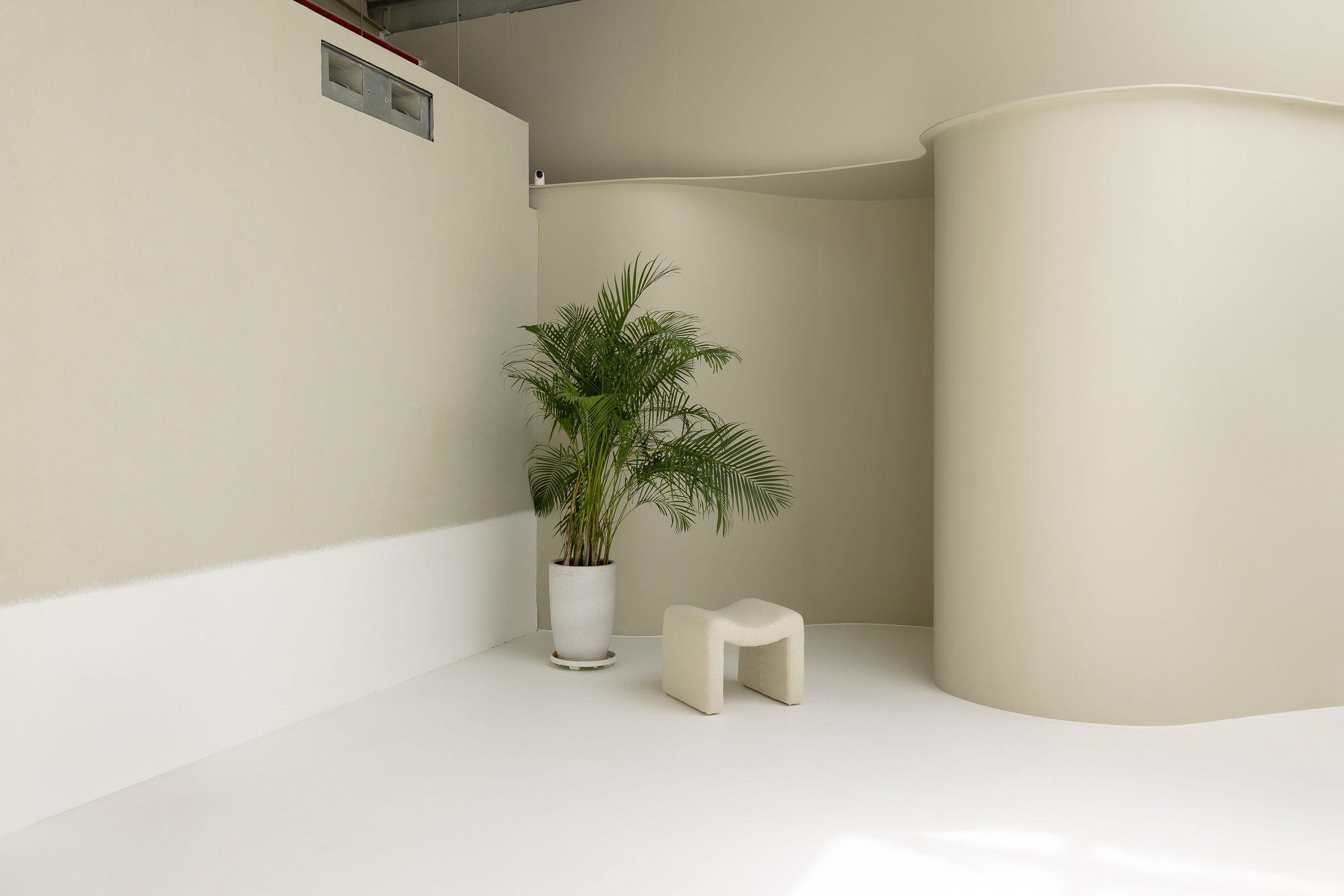 Rental. Sky Zone. Textured walls and Natural light on cyclorama. Photo and video production in Dubai UAE