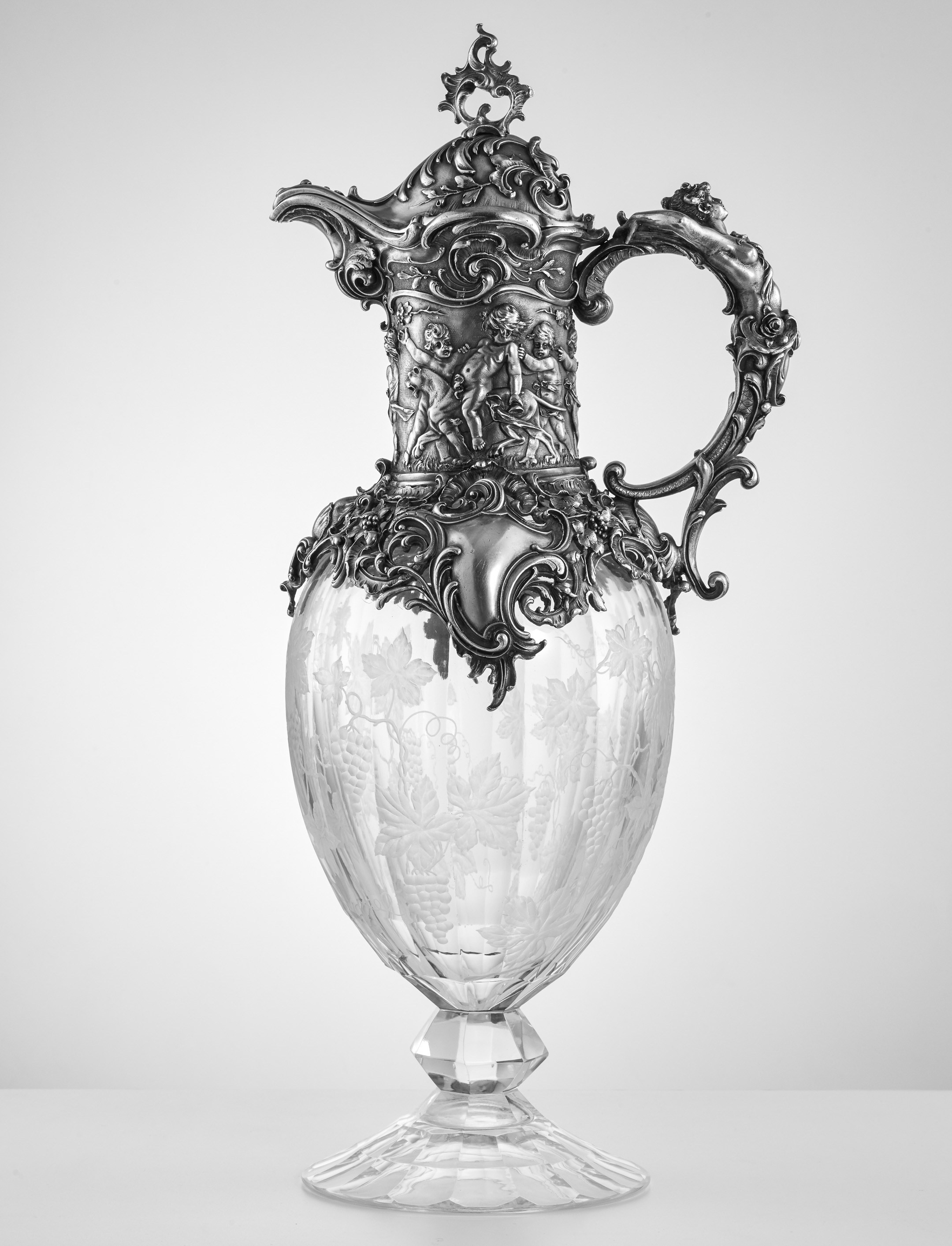 Коллекционное столовое серебро на белом фоне - фотограф Андрей Дунин