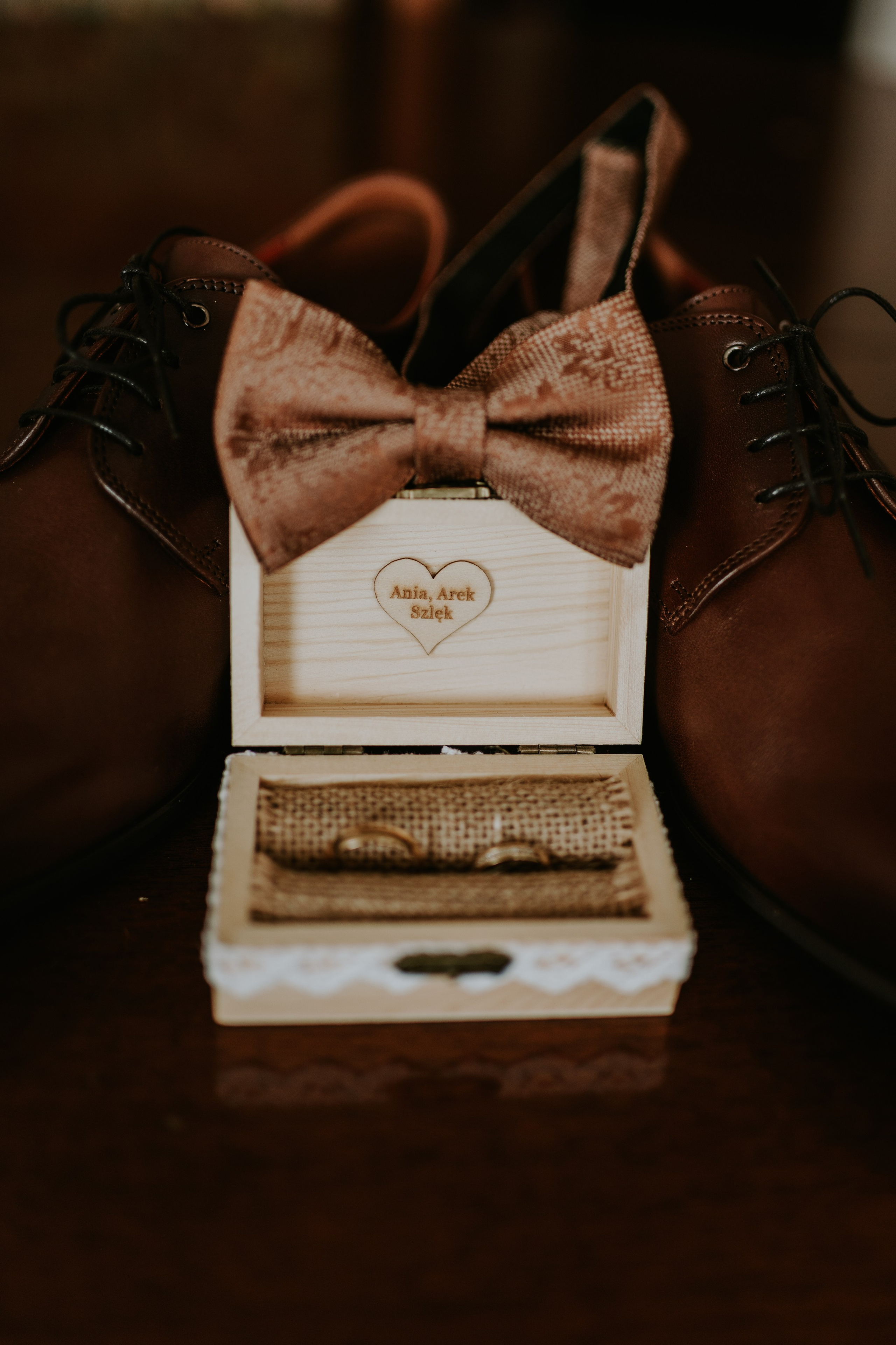 Dwór Wierzbno: plenerowy ślub pod wierzbą. Karkowskafoto - fotografia miłości