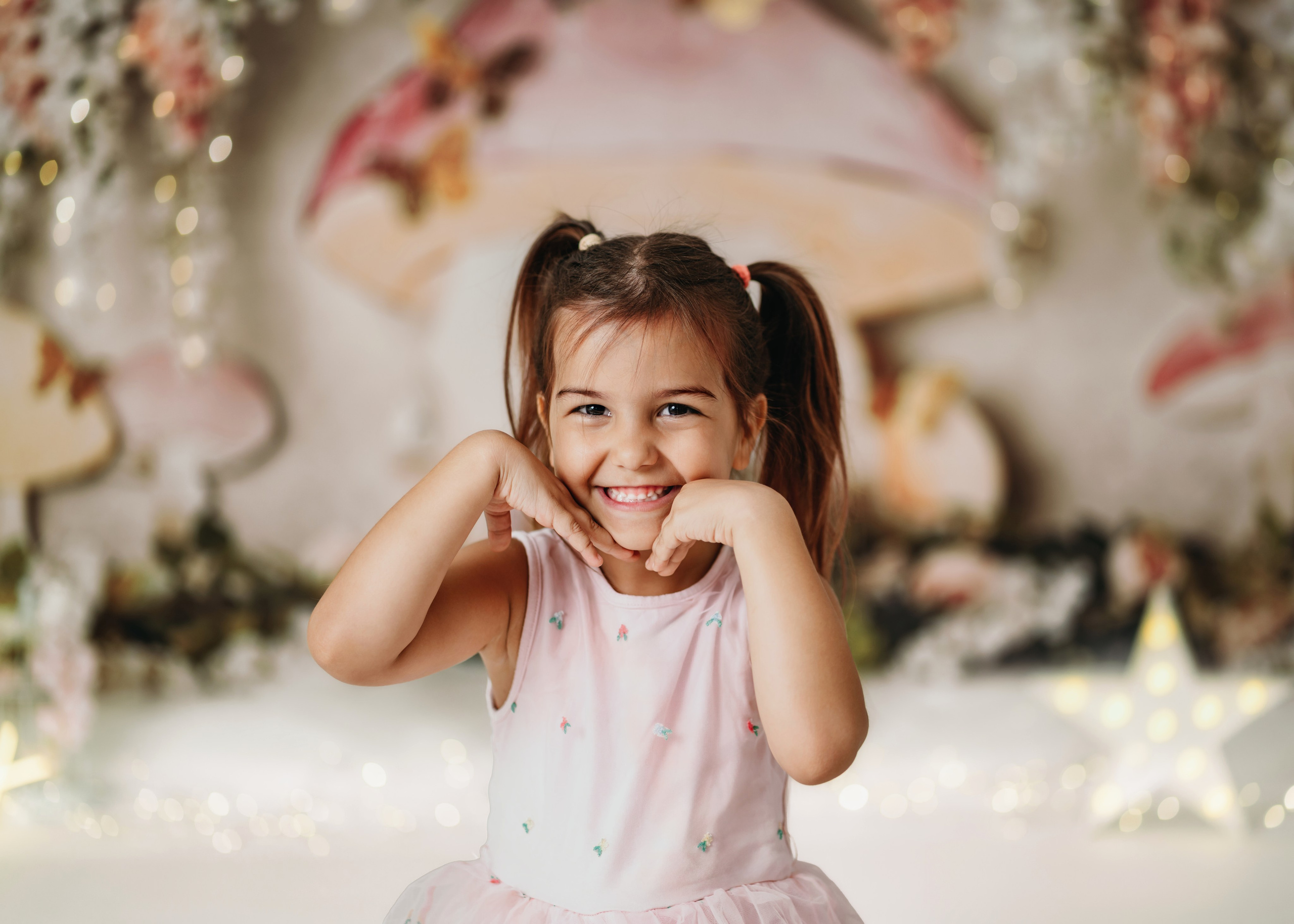 Cake smash Beograd – bajkovita scenografija sa lampicama i balonima