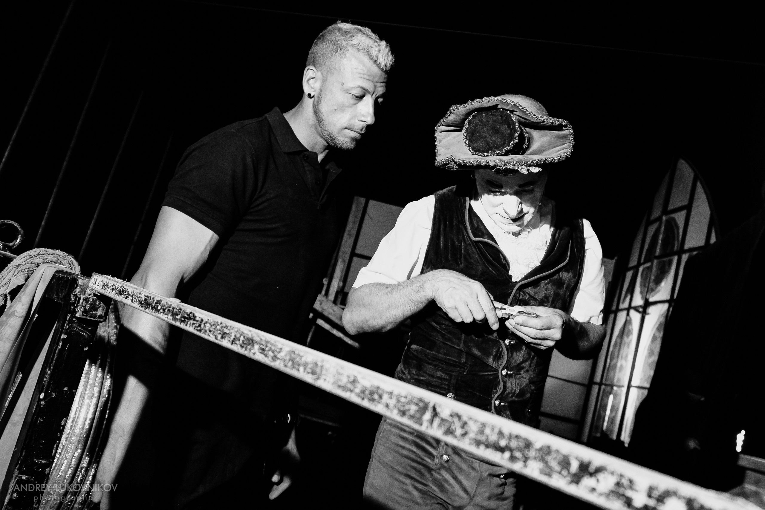 Sesión de fotos entre bastidores en El Circo Encantado: la vida de los artistas tras bambalinas