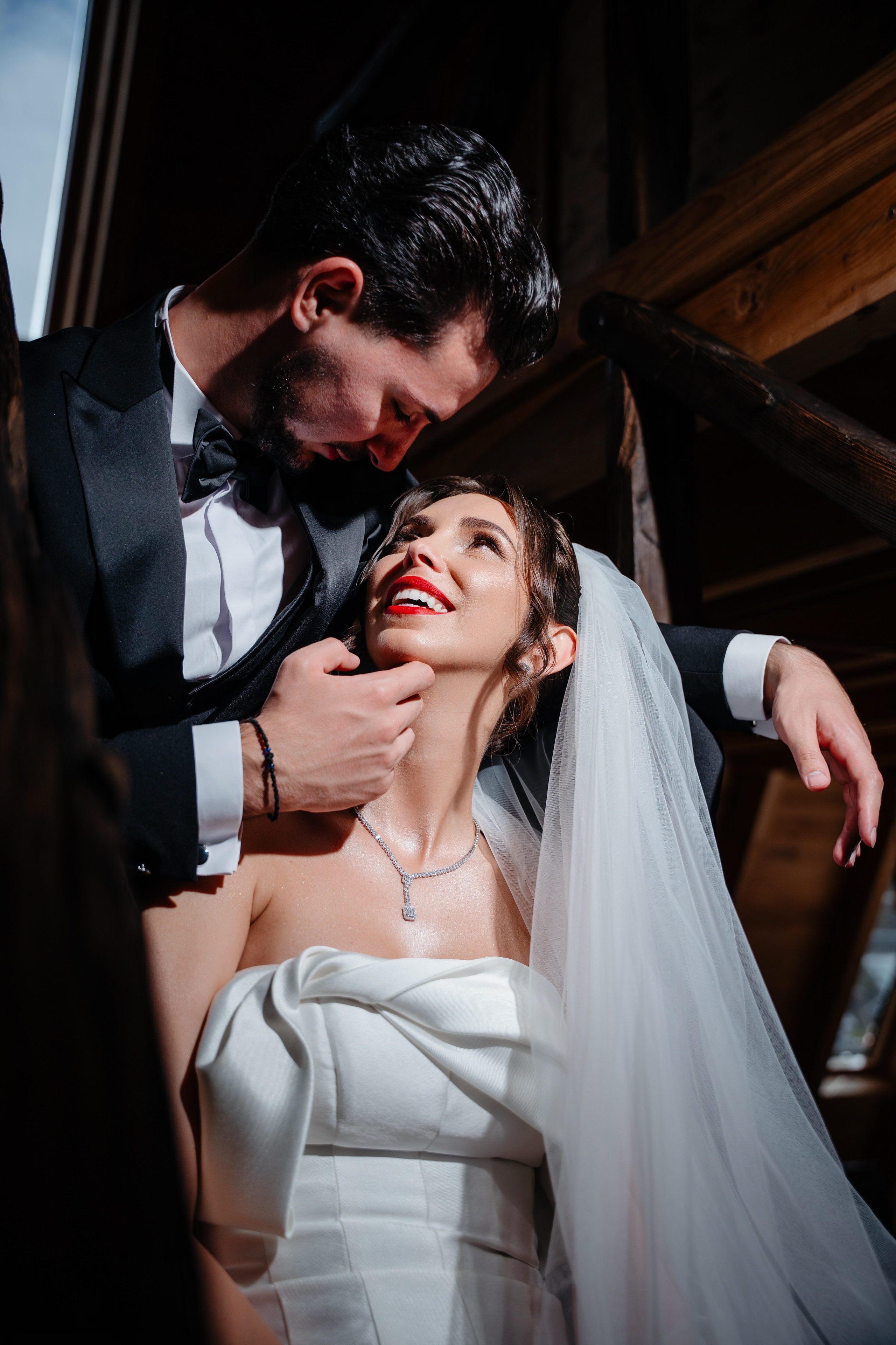 Portret de cuplu close-up, ședință foto nuntă la Cabana Masiv, Comănești.