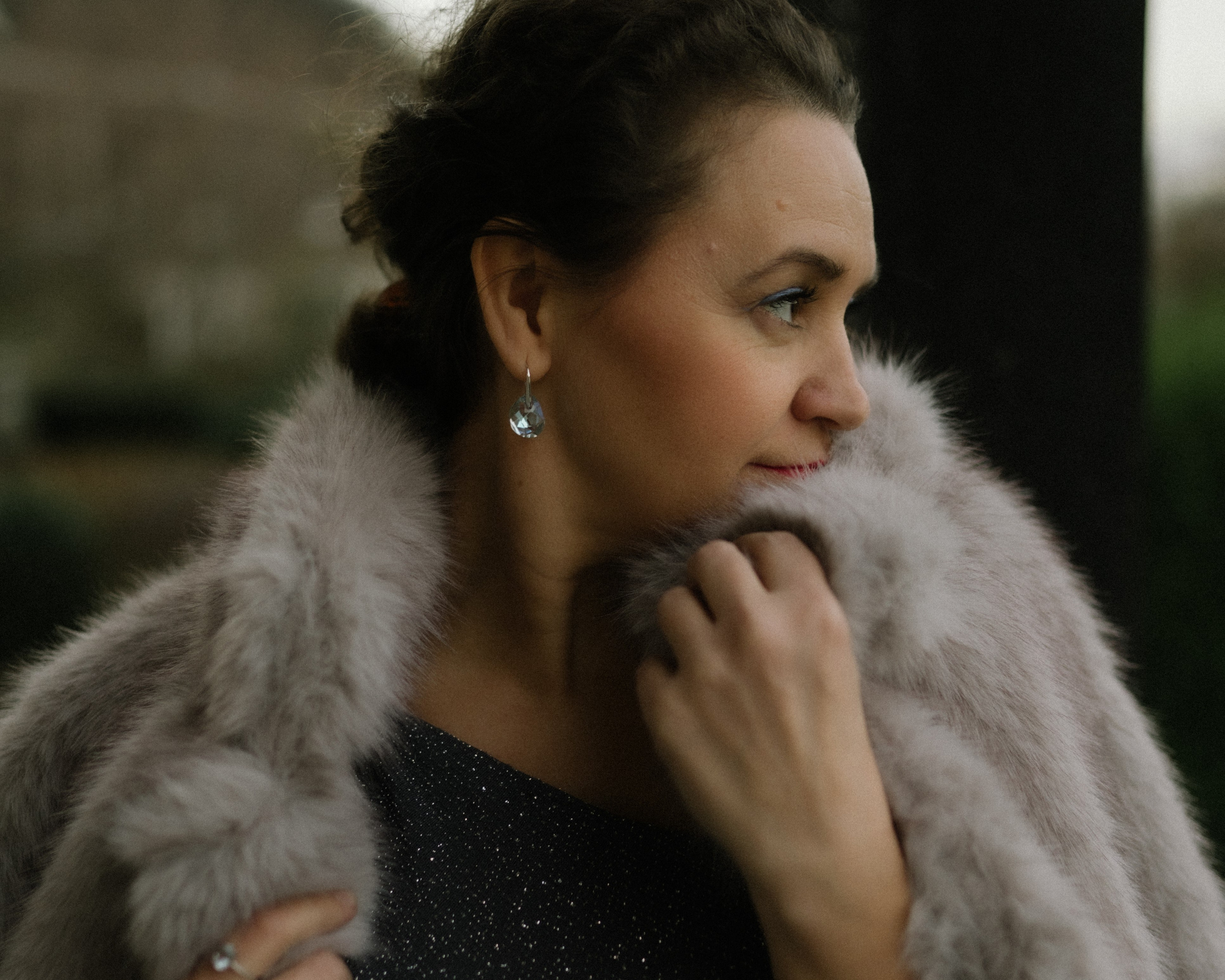 Frauenporträt in elegantem Stil, das zeitlose Schönheit einfängt