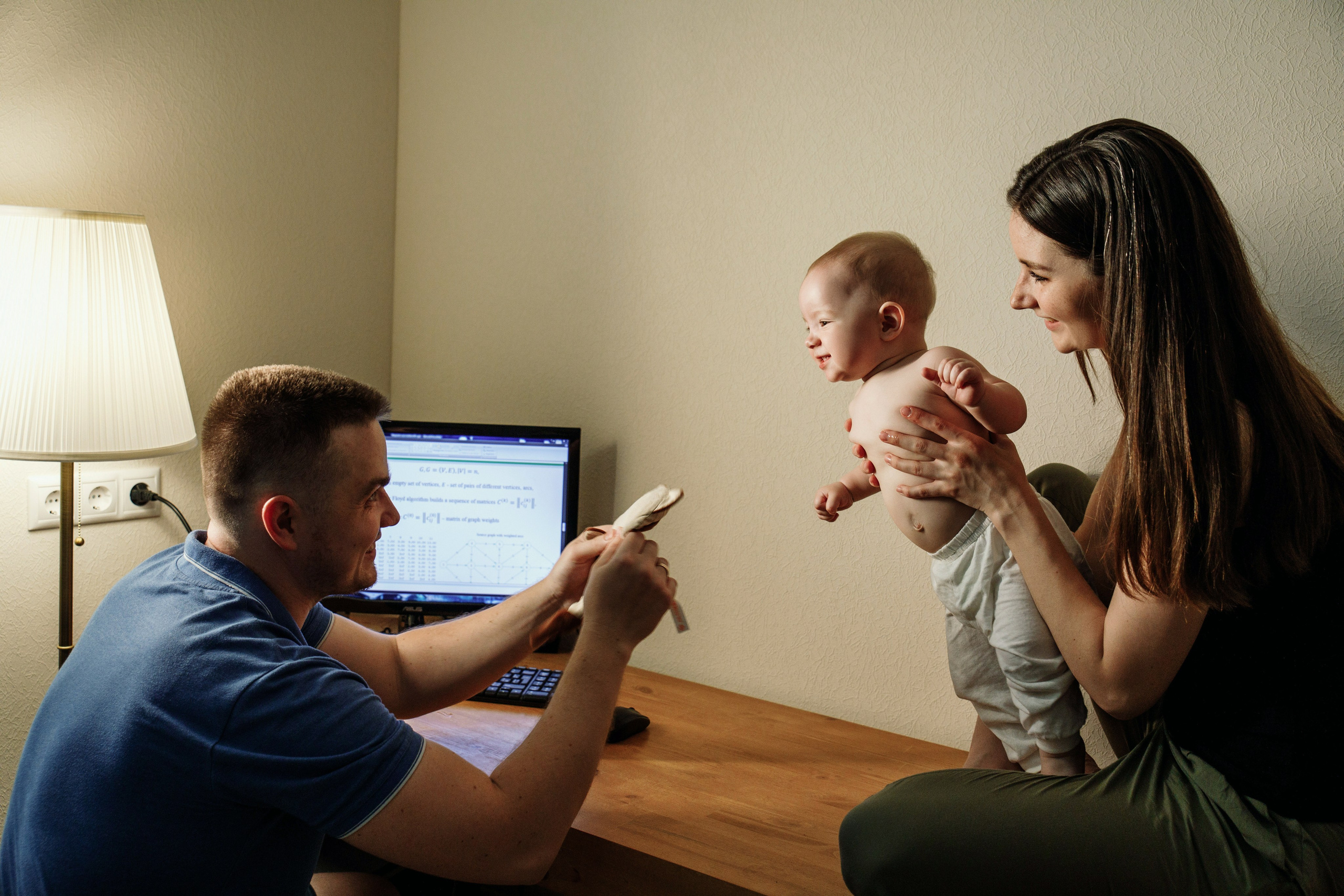 Adorable baby portraits capturing curiosity and first smiles in a natural home setting. Alisa Tant — Family and newborn photographer Bucks County, Montgomery county, Philadelphia, NJ