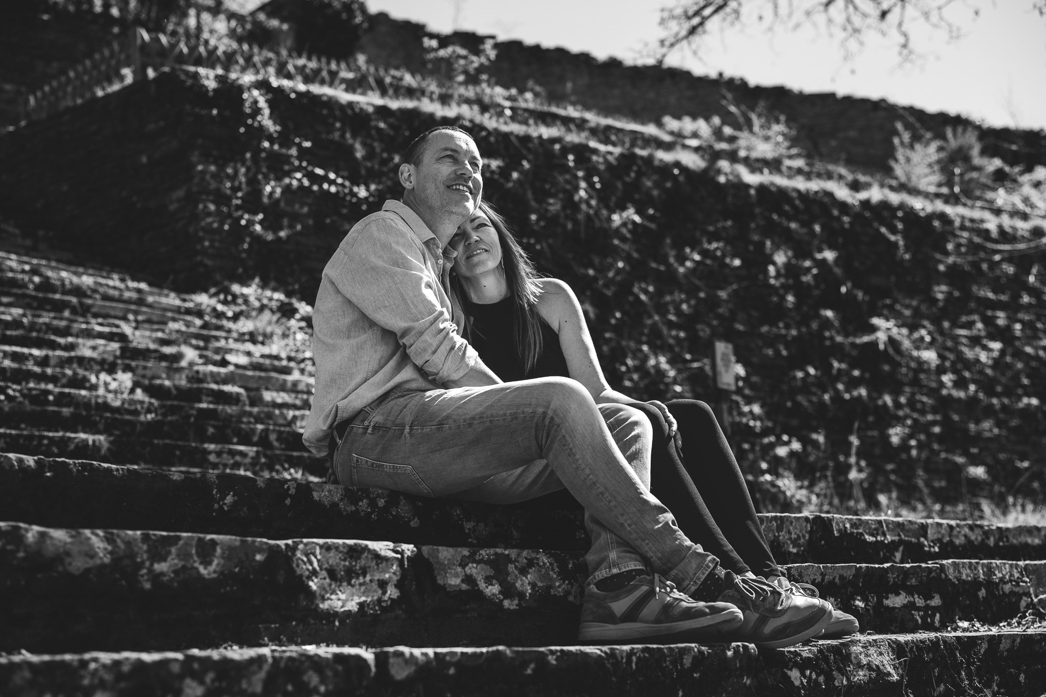 Liefdevolle blik tussen koppel tijdens fotoshoot in abdij van België - Kapture Fotografie