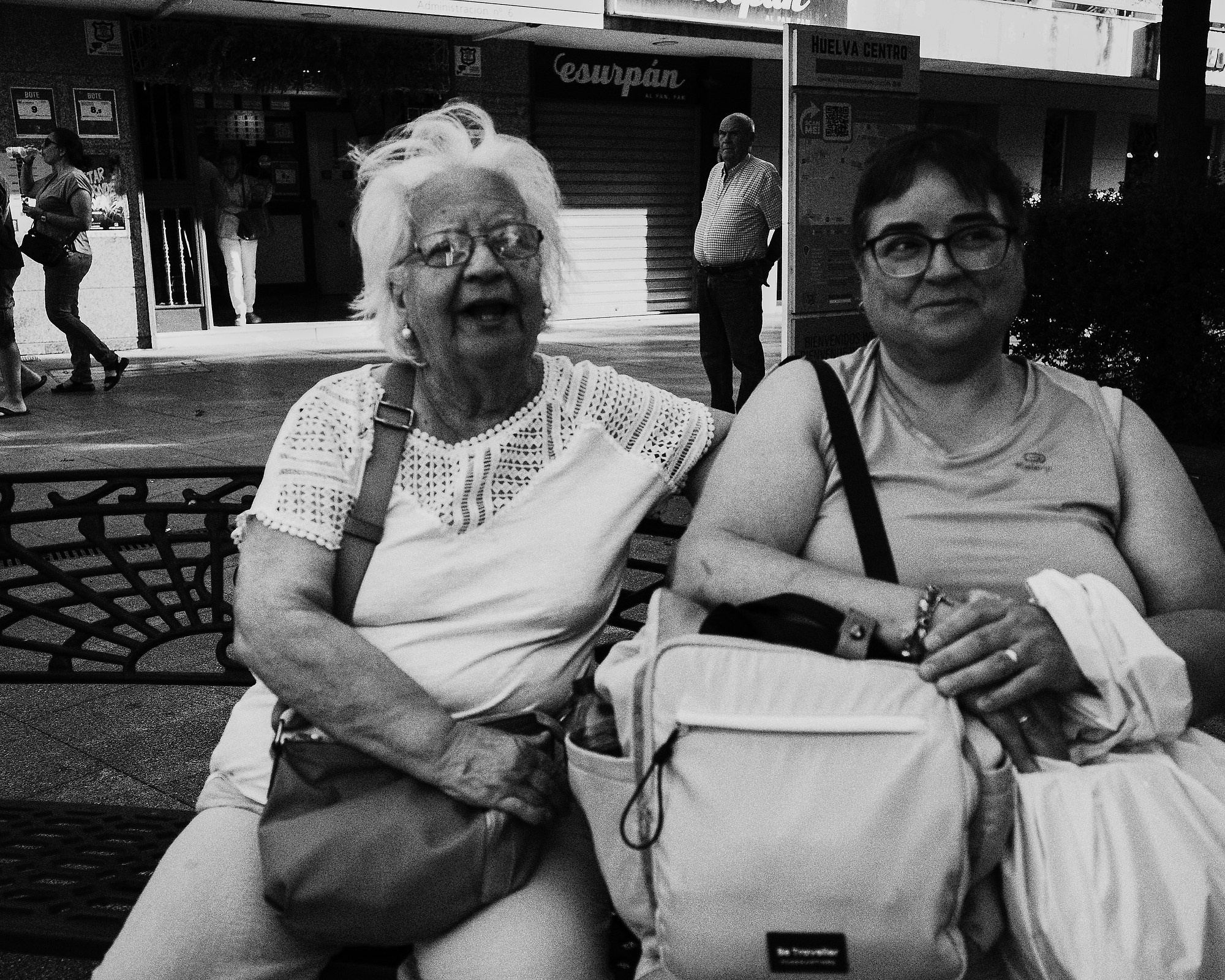 Cuando la calle te pone a prueba: Fotografía Documental en el Corpus de Huelva con Ricoh GR IV. Fotógrafo profesional en Sevilla Francisco Guerrero