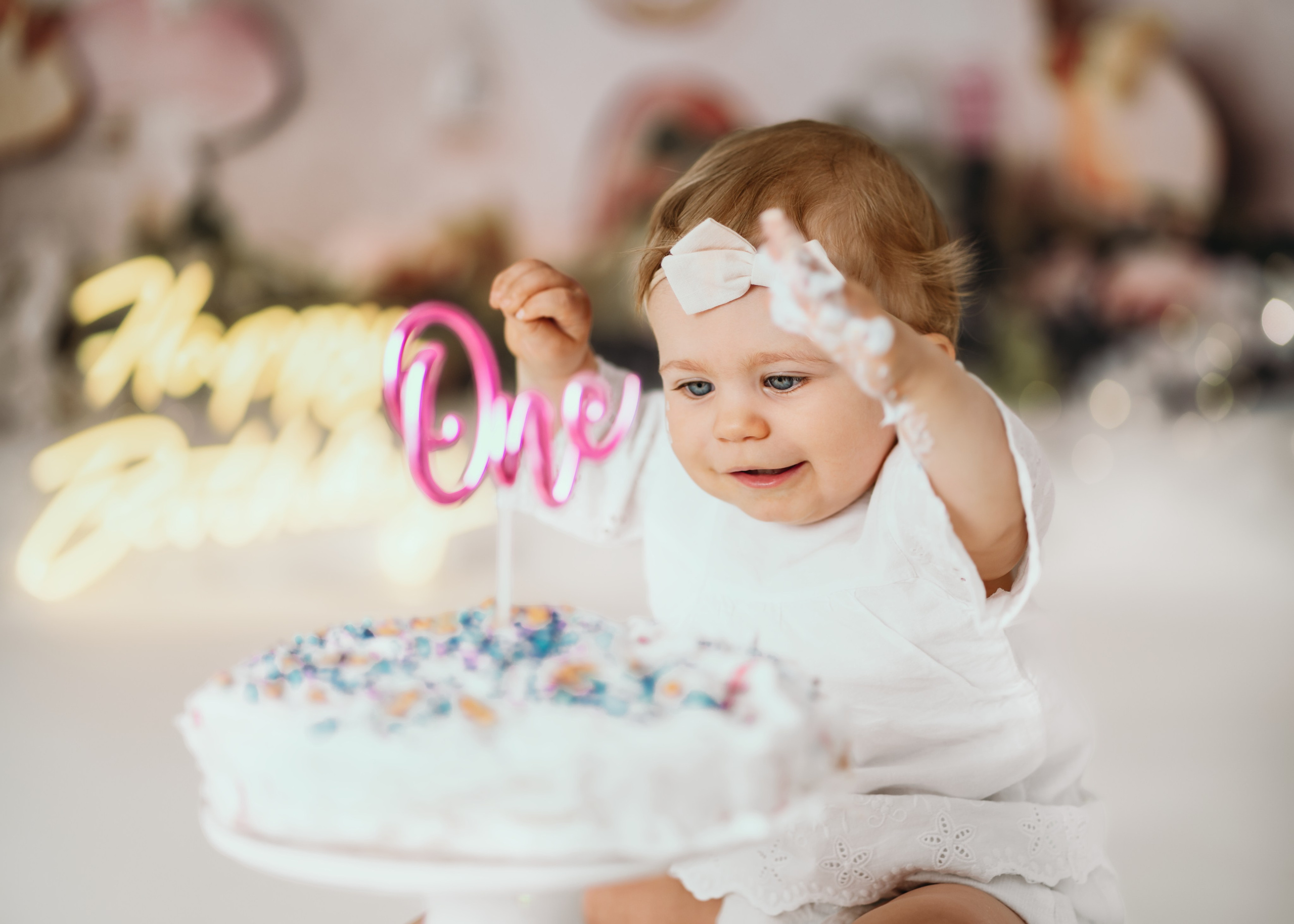 Fotografisanje prvog rođendana u bajkovitoj dekoraciji sa pečurkama