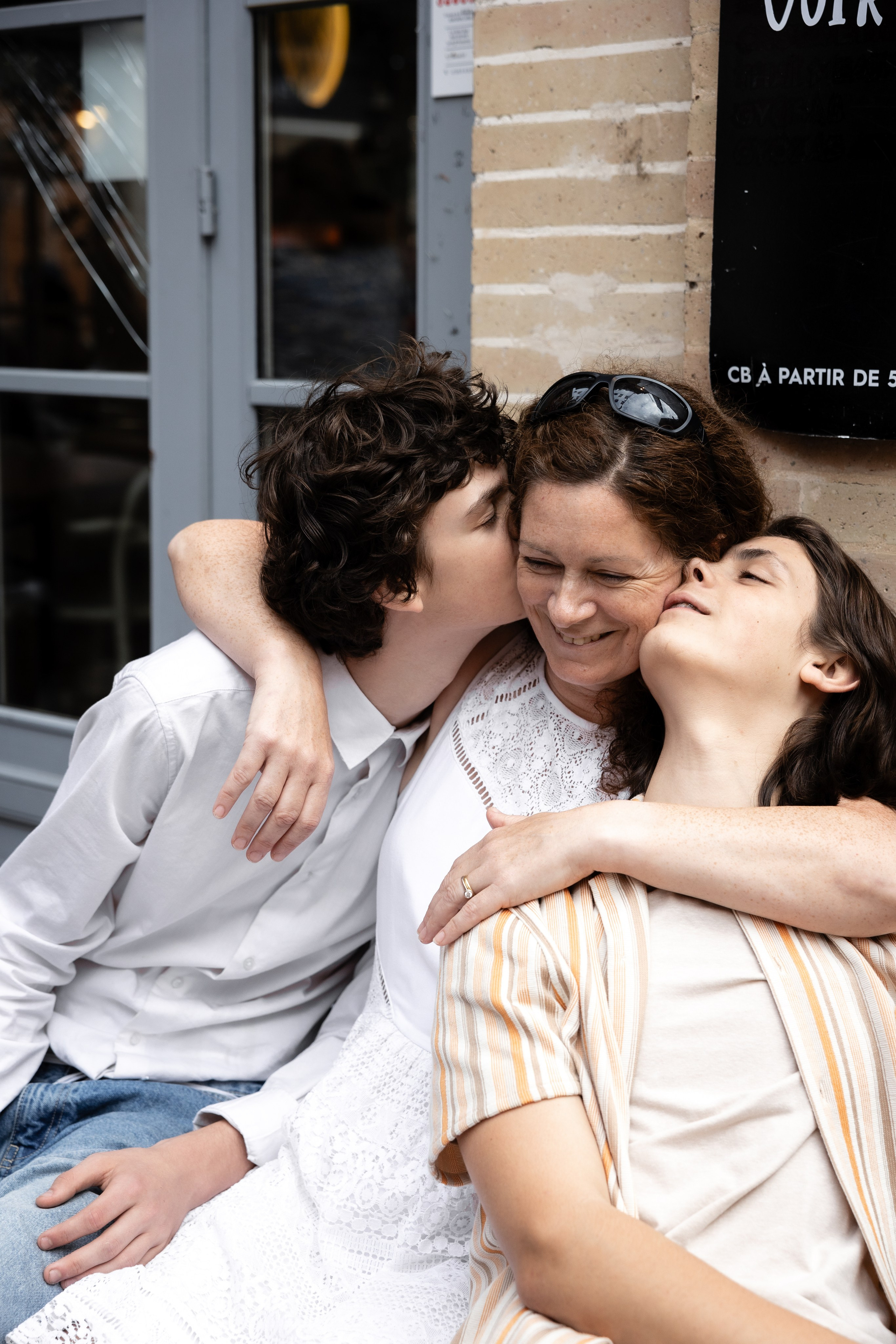 Séance photo de famille à Toulouse avec des ados. Eugénie Smirnova — photographe à Toulouse et dans le sud-ouest de la France