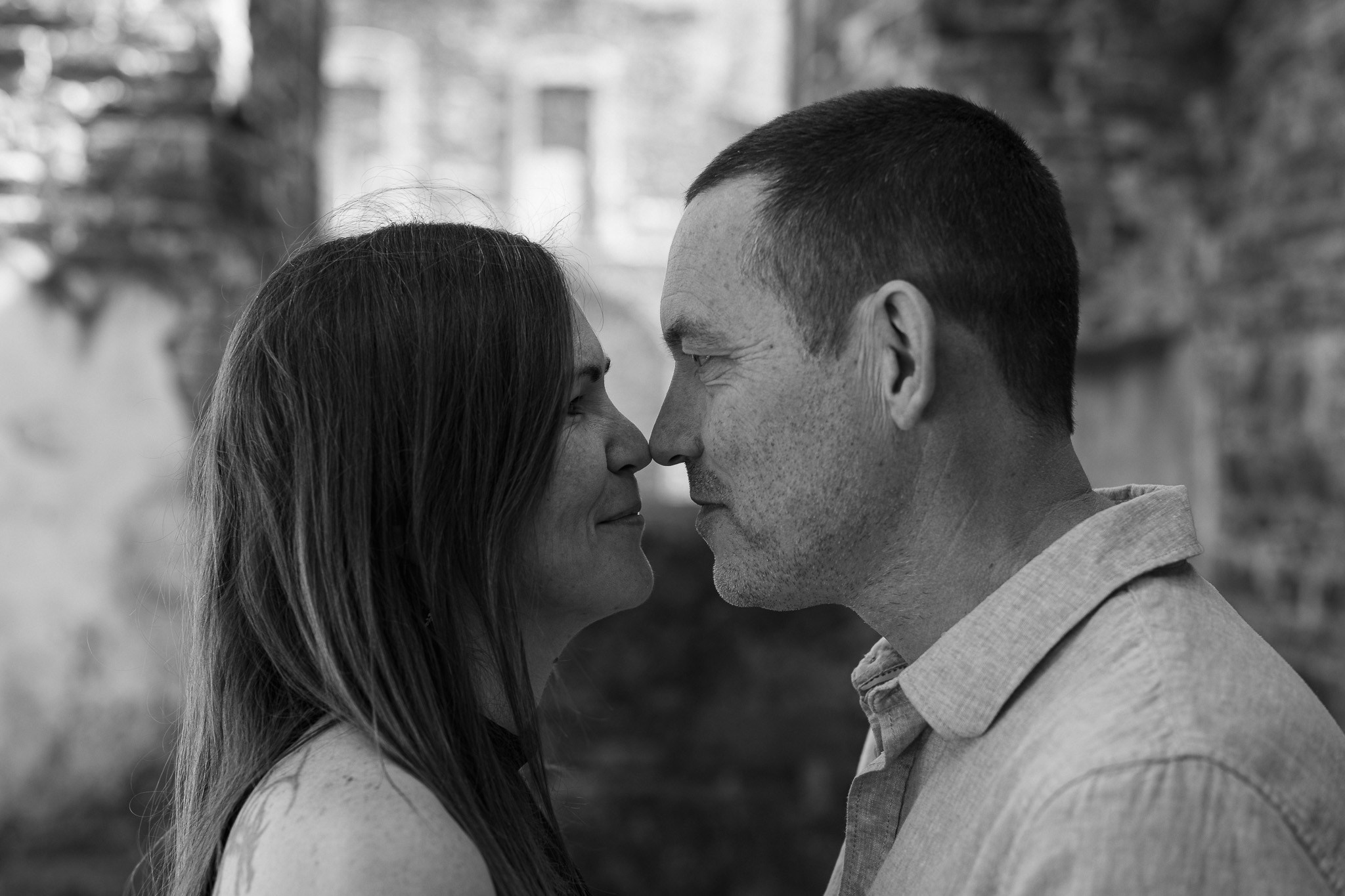 Koppel omarmt elkaar tijdens romantische shoot in oude abdij - Kapture Fotografie
