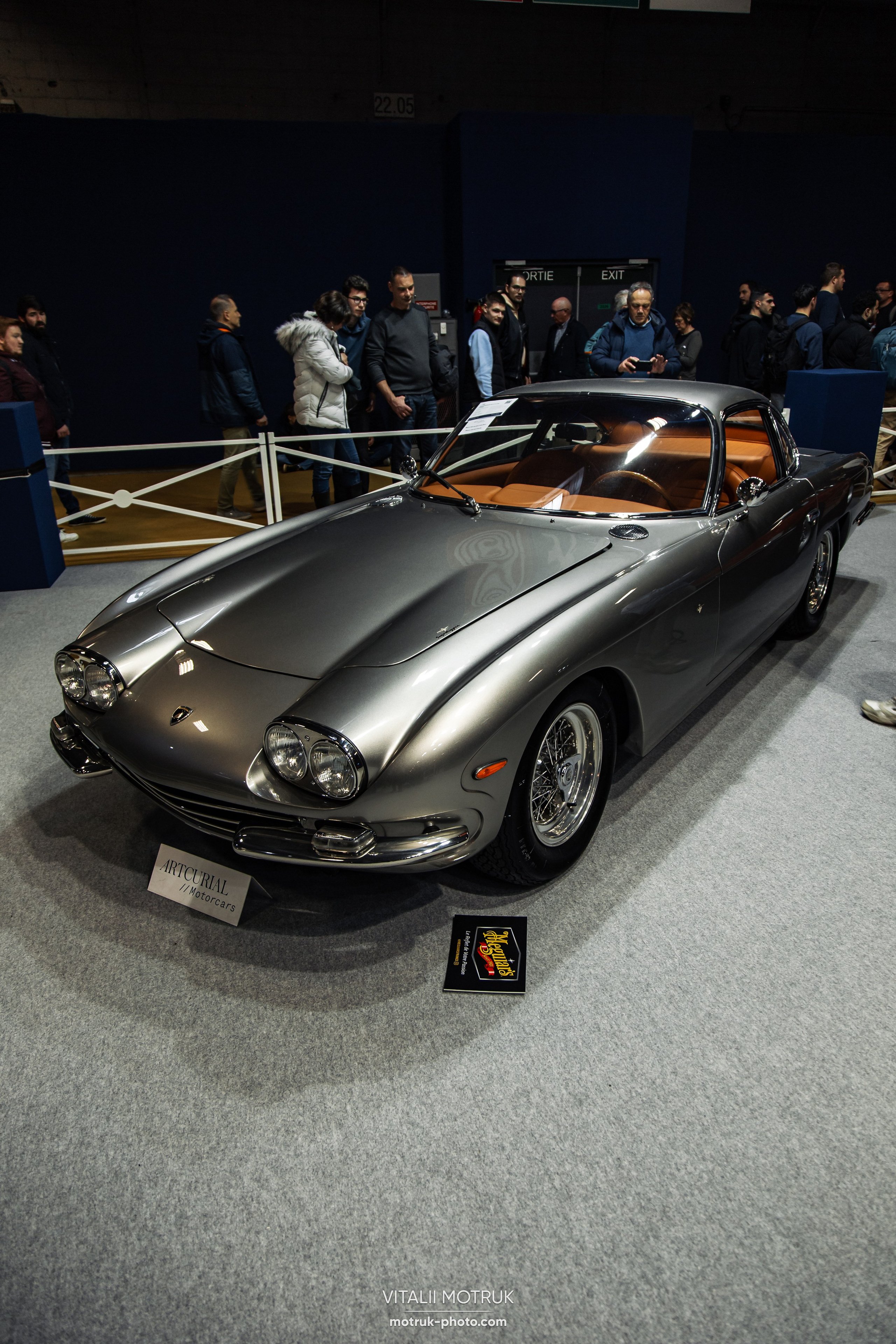 Retromobile 2023. Photographe de voitures à Paris — Vitalii Motruk