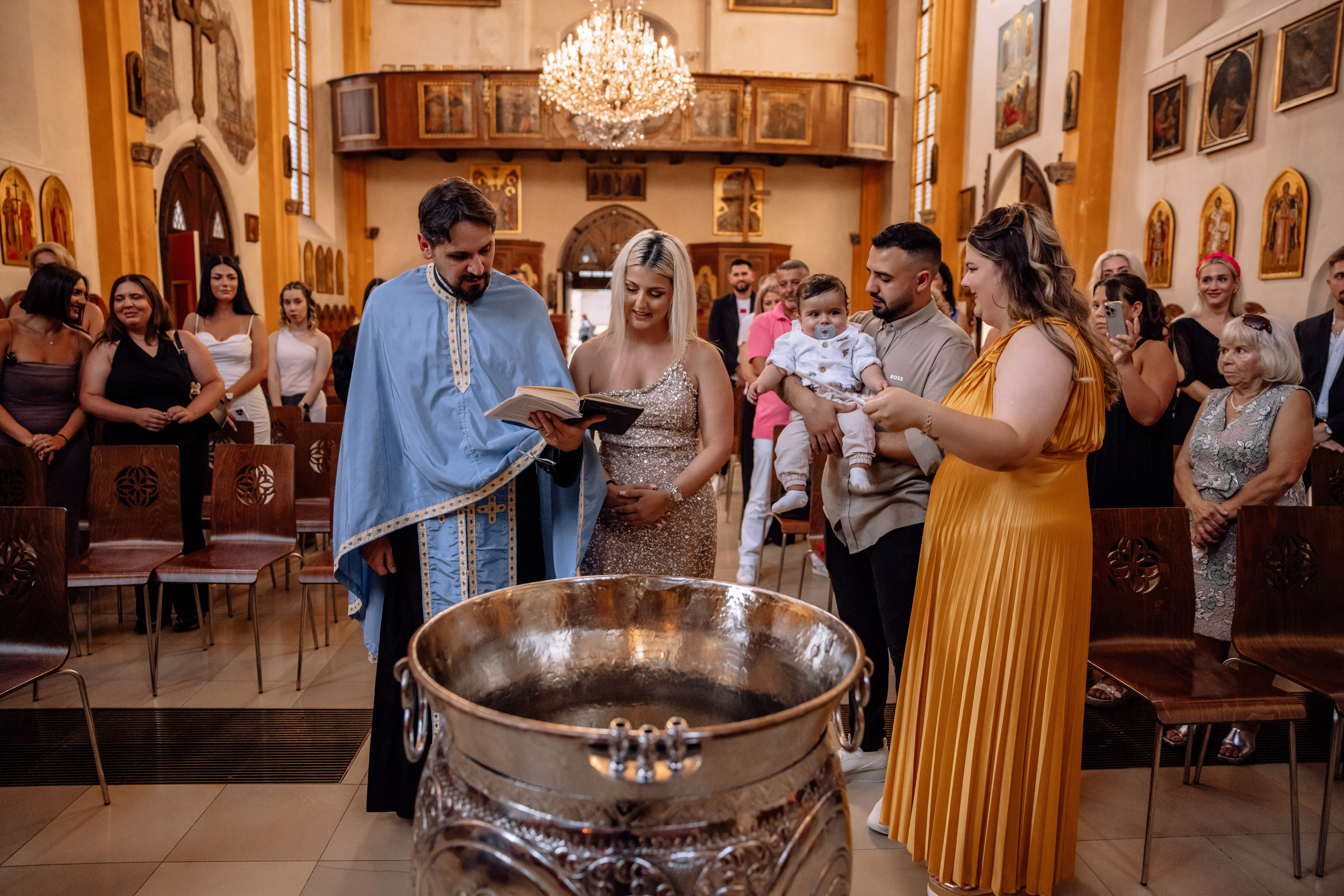 Familie posiert mit Baby nach der Taufe – Kirche in Allach