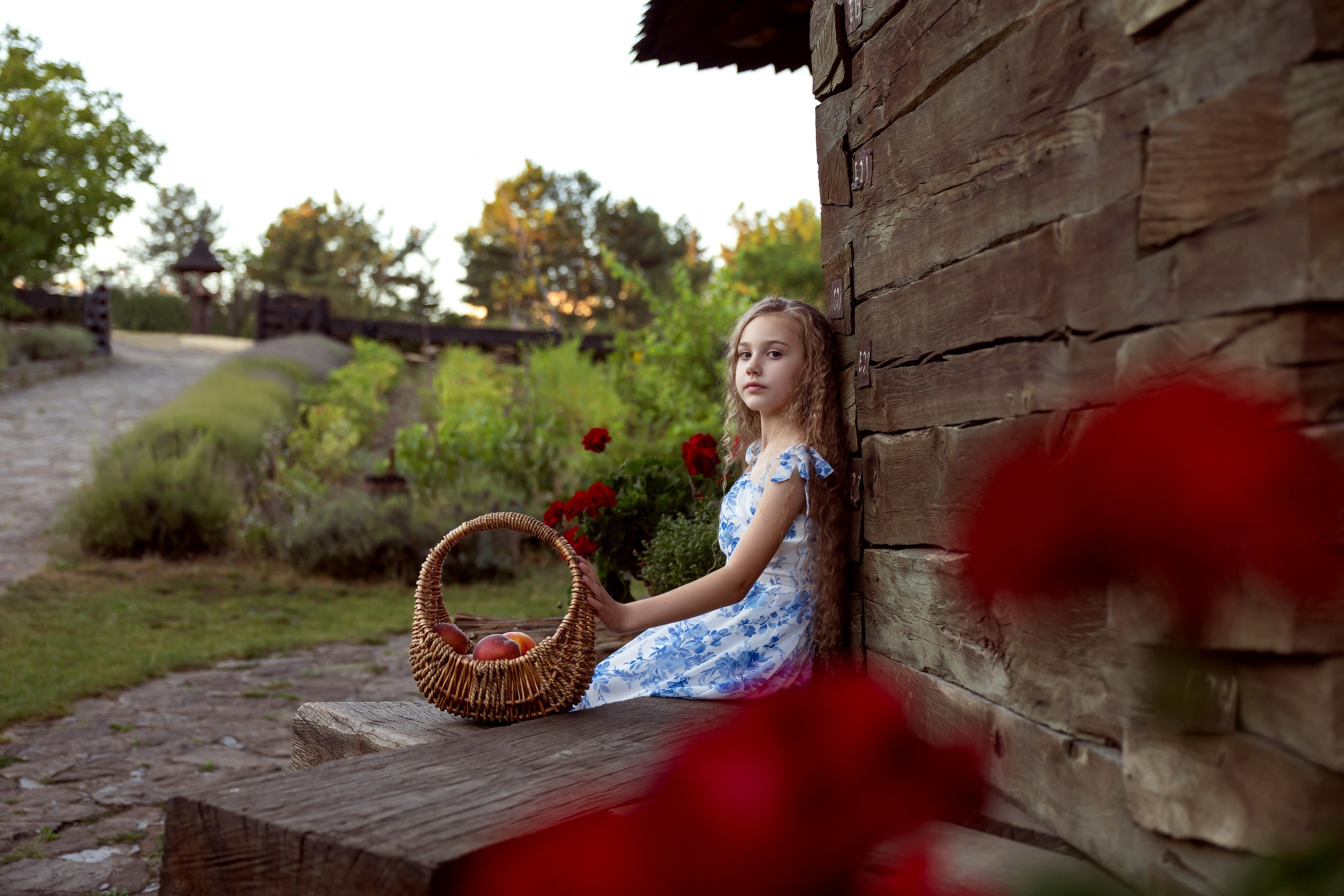 Детская летняя фотосессия в Кишиневе у цветов.
