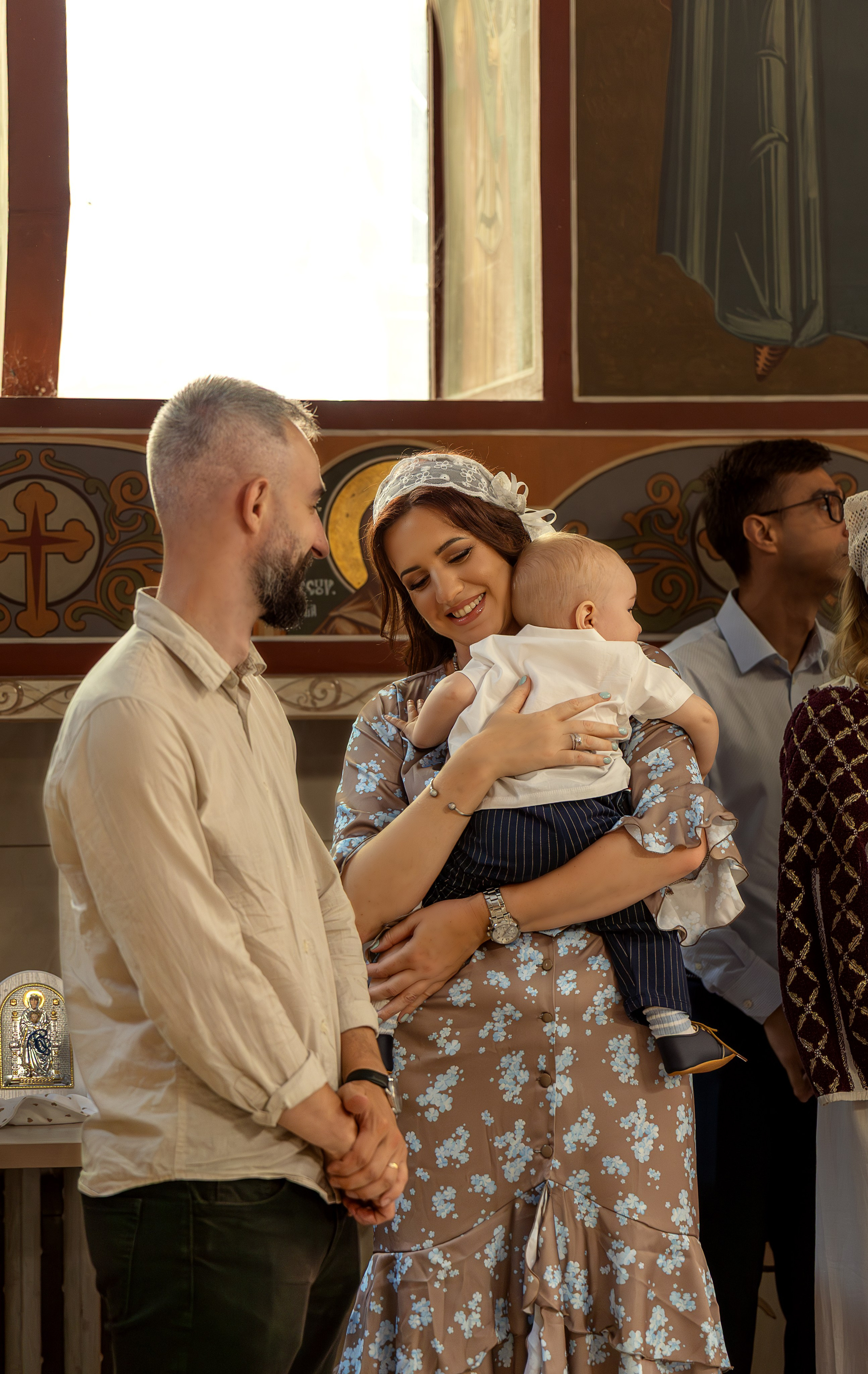 Родители с крещеным ребенком в церкви, профессиональная съемка крещения Молдова.