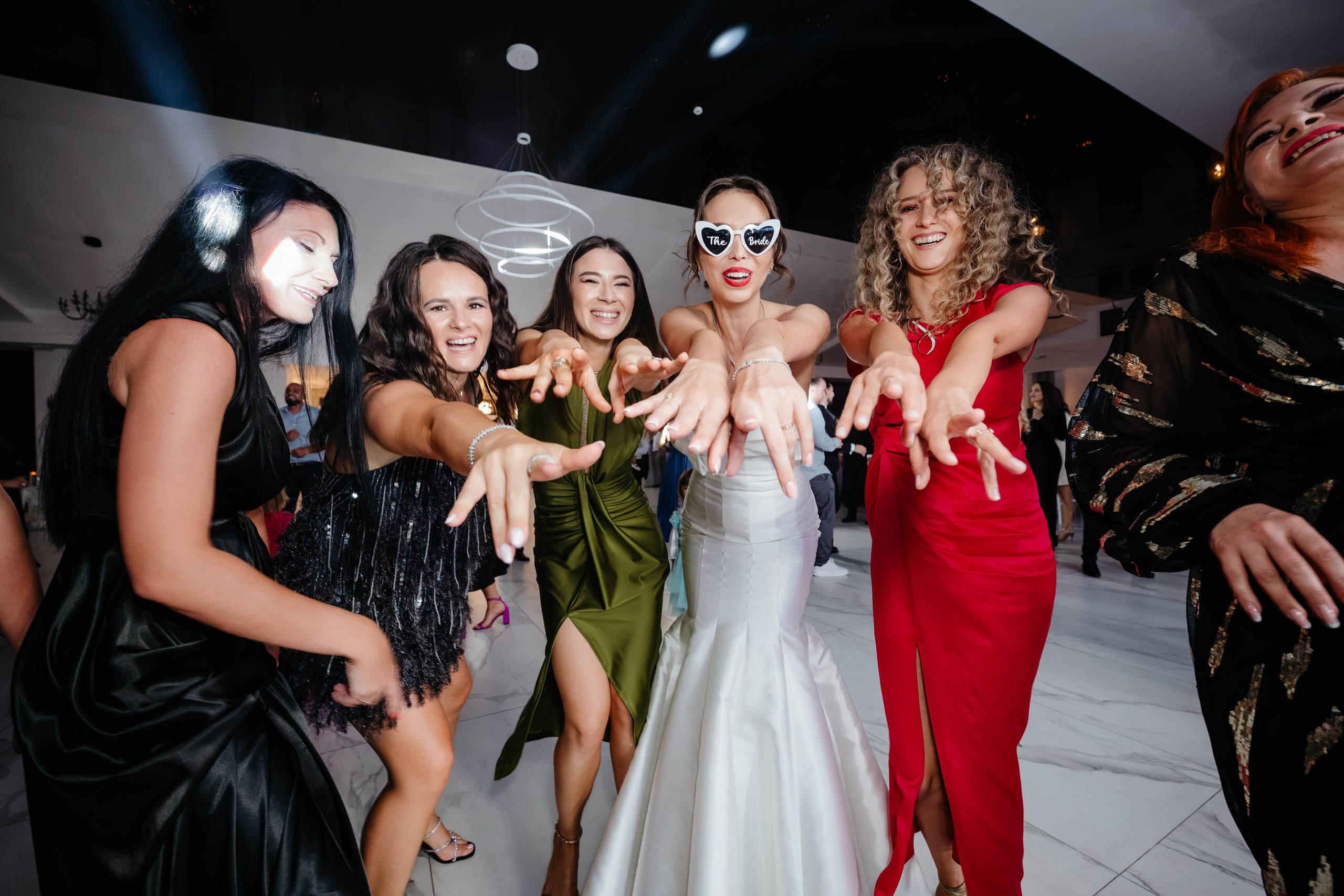 Vedere de ansamblu cu sala plină și invitații distrându-se la Dărmănești.