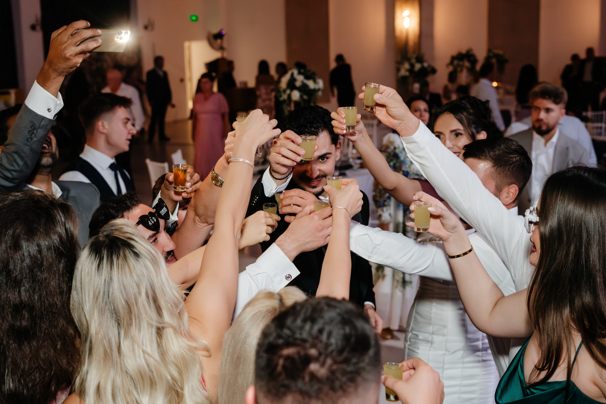 Vedere de ansamblu cu sala plină și invitații distrându-se la Dărmănești.