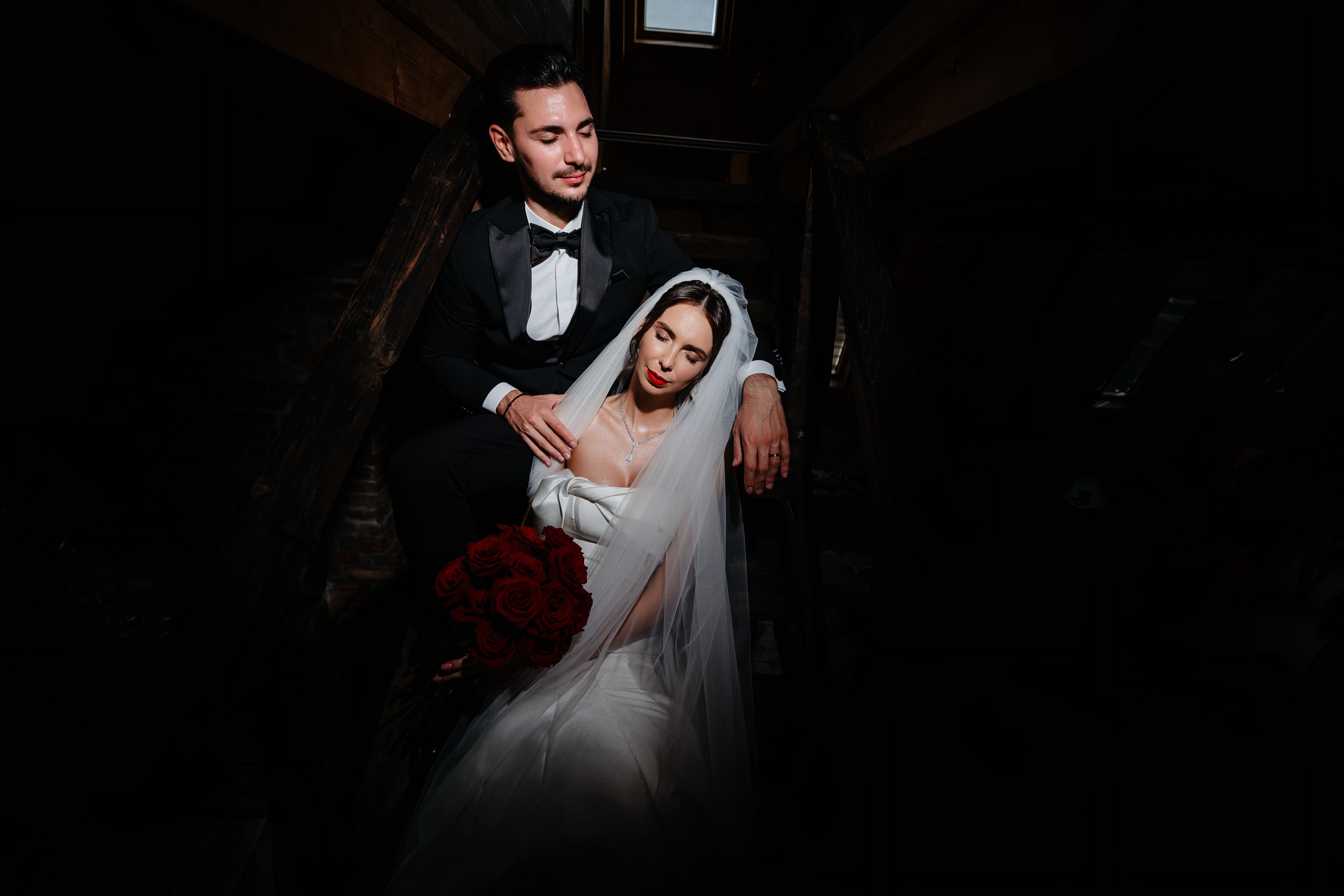 Portret oficial de nuntă cu buchet de trandafiri roșii la munte, Bacău.