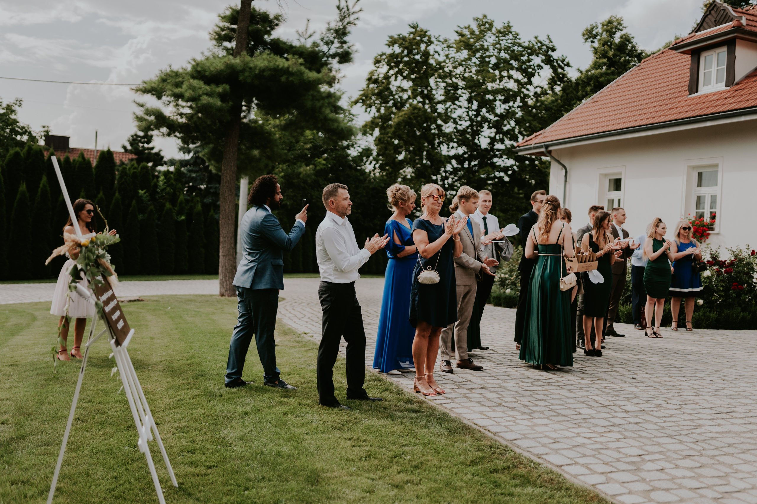 Dwór Wierzbno: plenerowy ślub pod wierzbą. Karkowskafoto - fotografia miłości