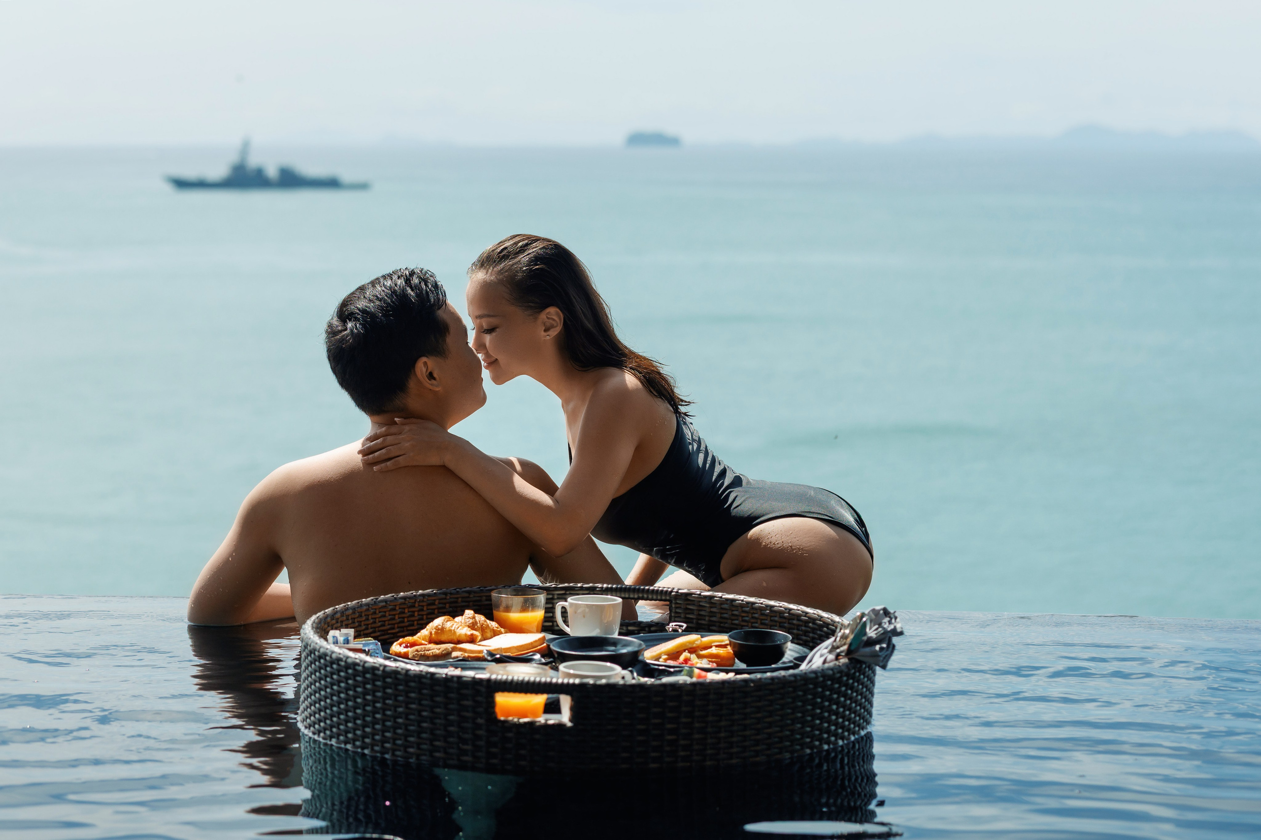 Портрет пары в Sri Panwa Phuket с видом на море.
