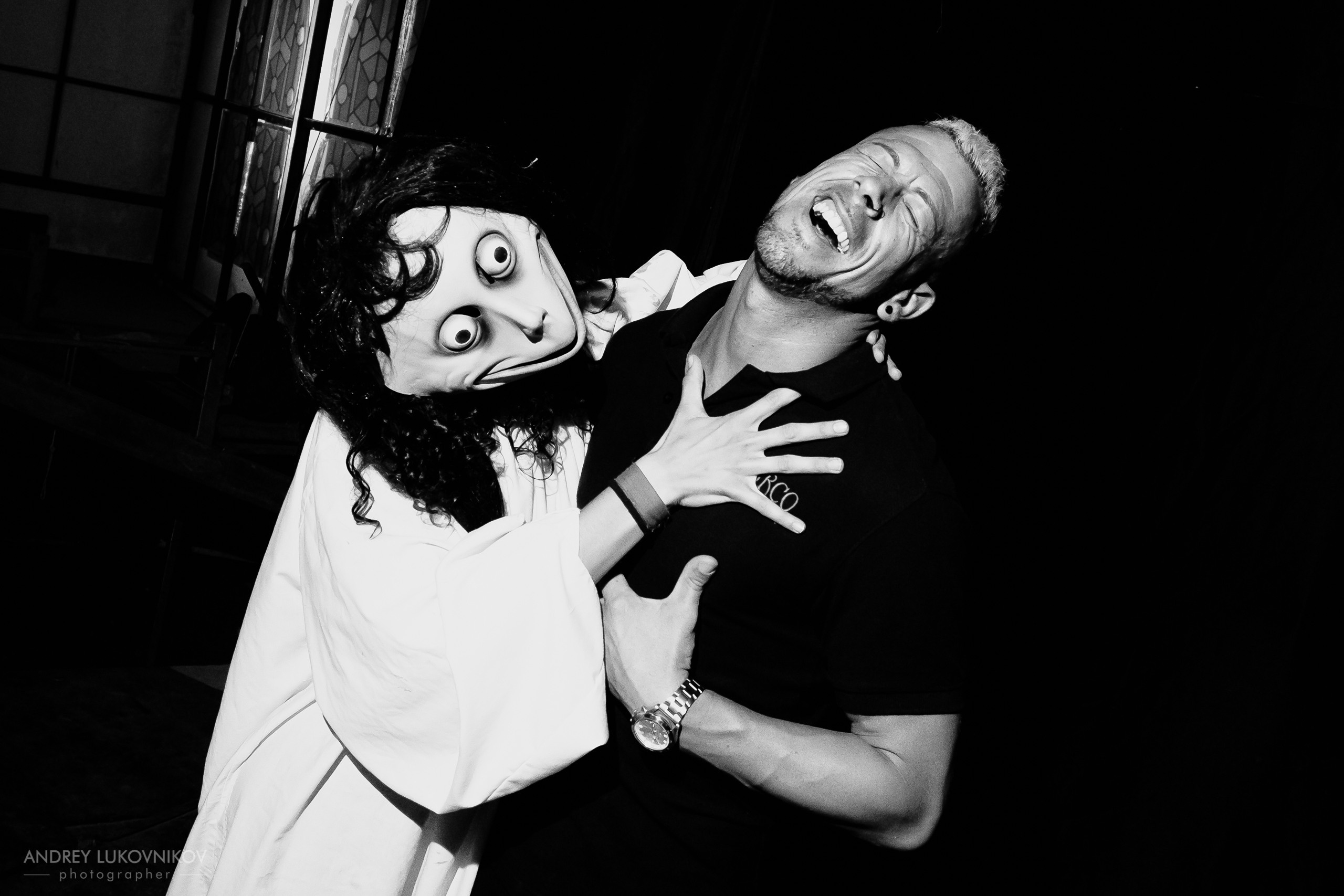 Sesión de fotos entre bastidores en El Circo Encantado: la vida de los artistas tras bambalinas