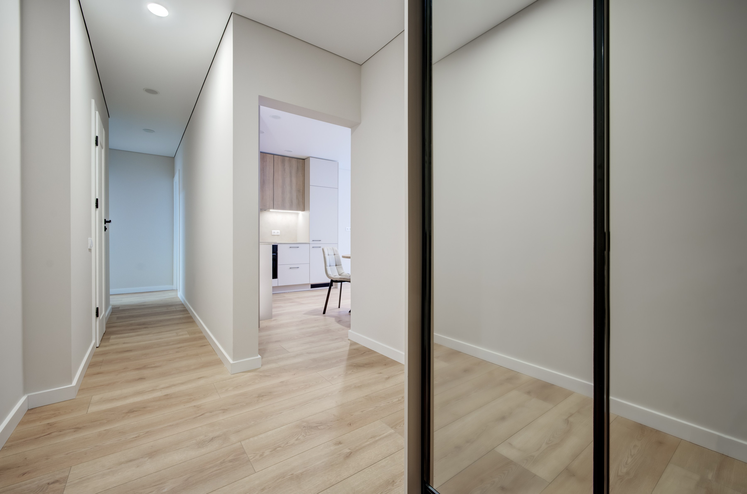 Koridorius su veidrodžiu ir apšvietimu Taikos g. 69 bute Vilnius