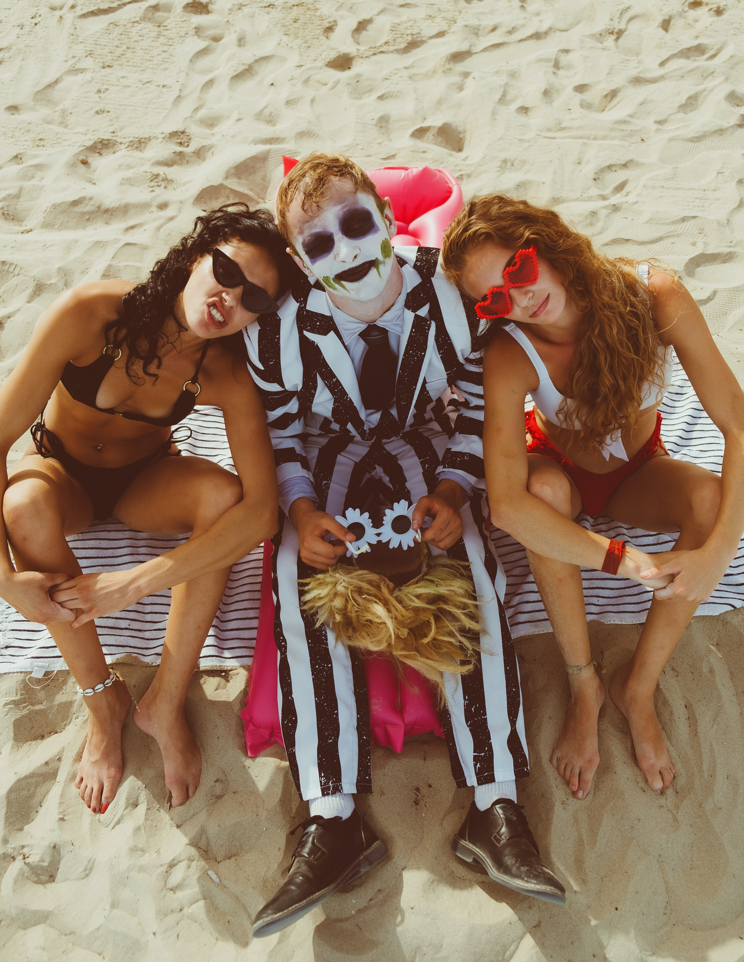 Beetlejuice на море: Экспериментальная фотосессия с цирковыми артистами — Фотограф Андрей Луковников