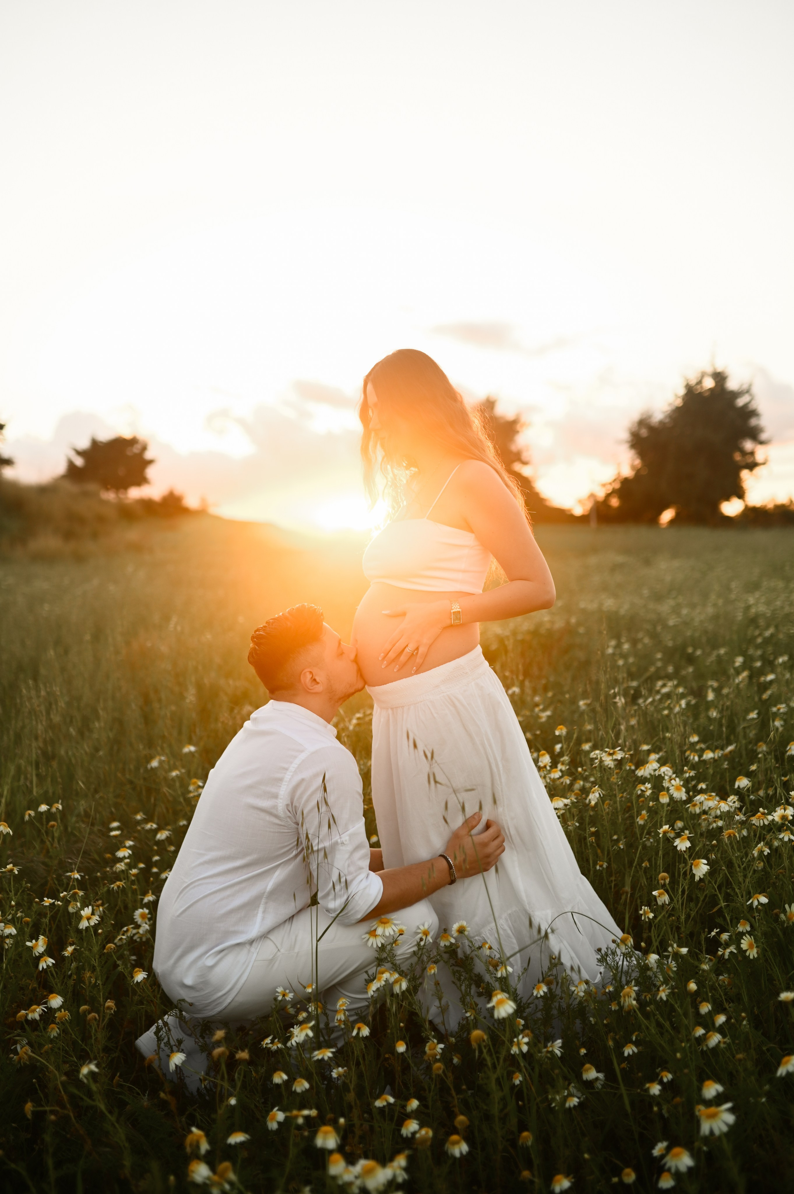 Ρομαντική φωτογράφιση εγκυμοσύνης σε χωράφι με λουλούδια. WELCOME