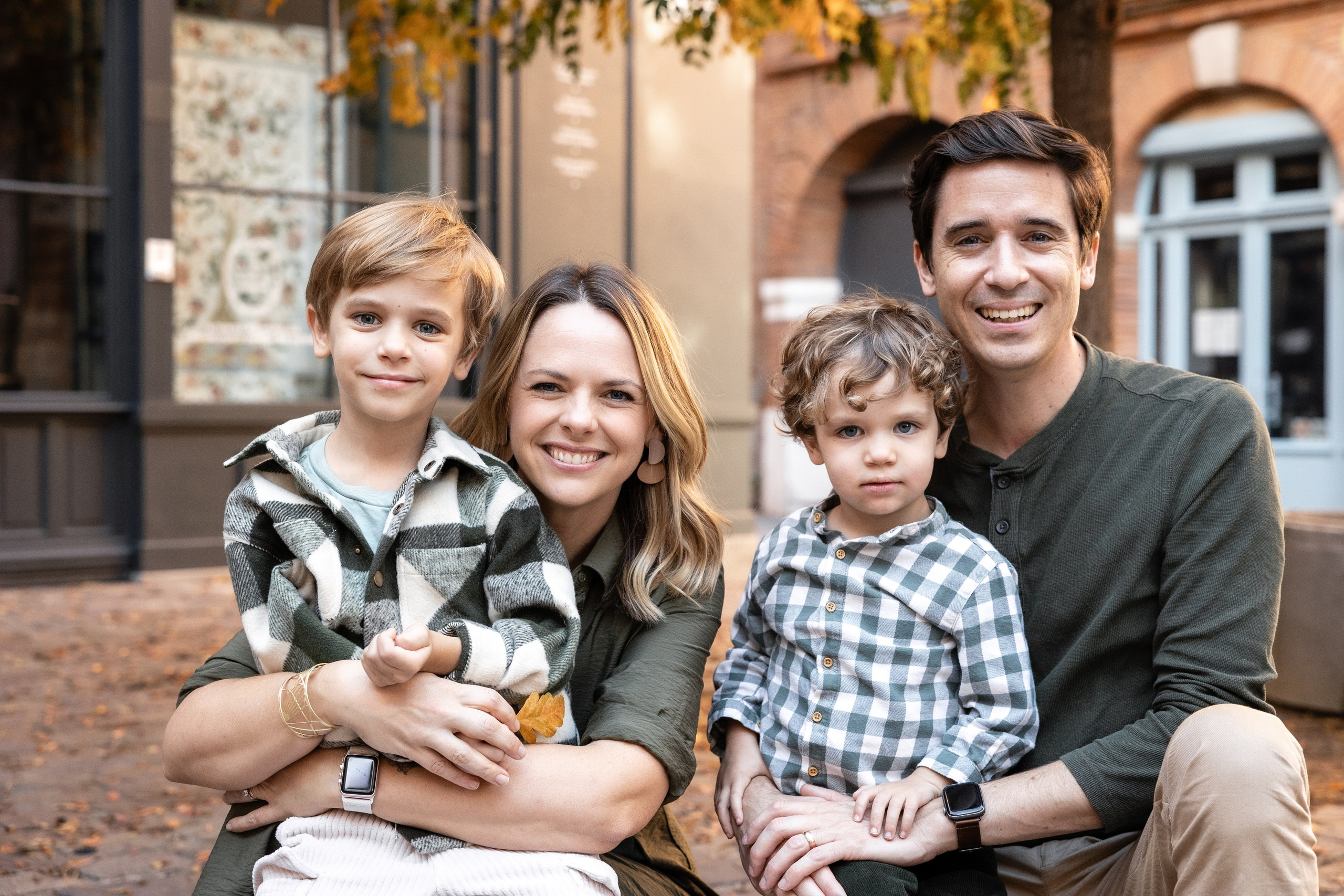 Photographie de famille lifestyle à Toulouse : une séance chaleureuse pour une famille expatriée. Eugénie Smirnova — photographe à Toulouse et dans le sud-ouest de la France