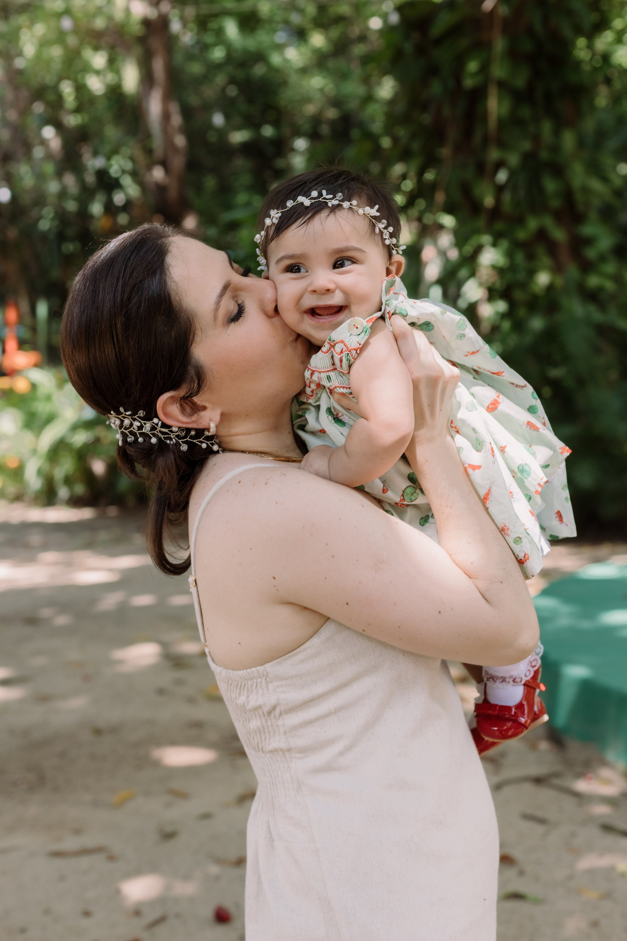 Mãe com a bebê em momento tranquilo ao ar livre