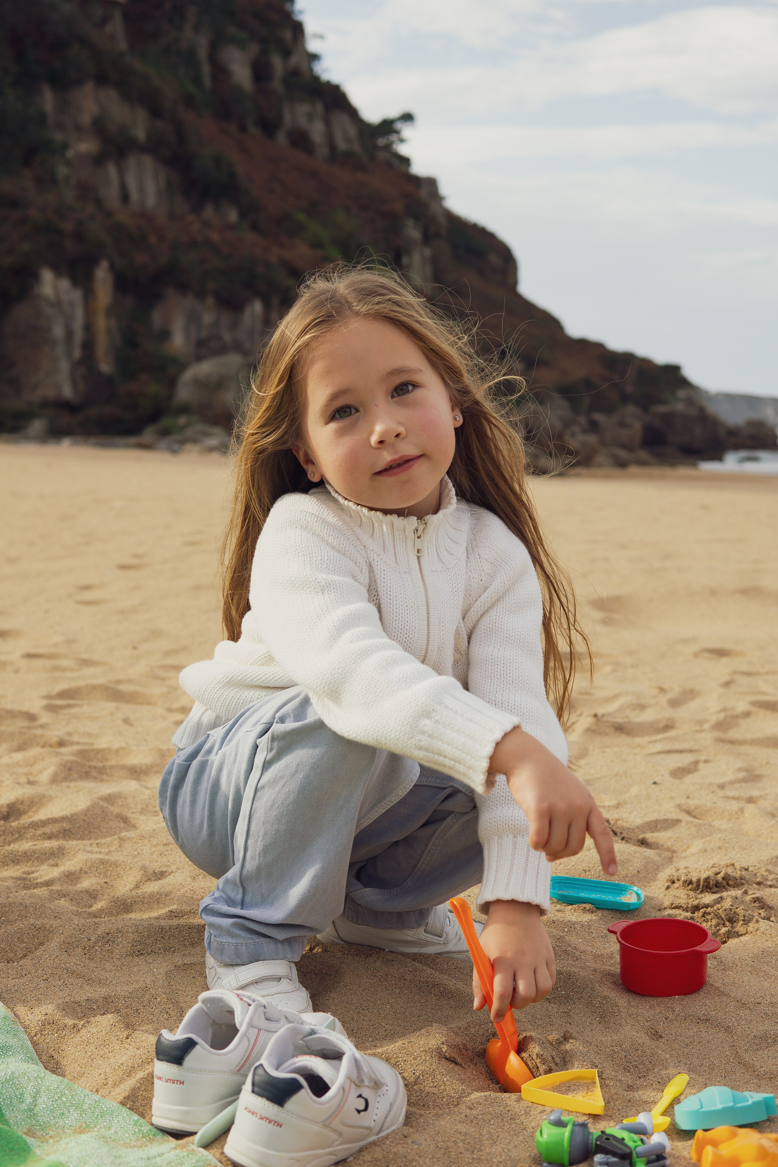 Family Beach Photo Session in Gijón, Spain — Mother and Kids at Playa de Ñora