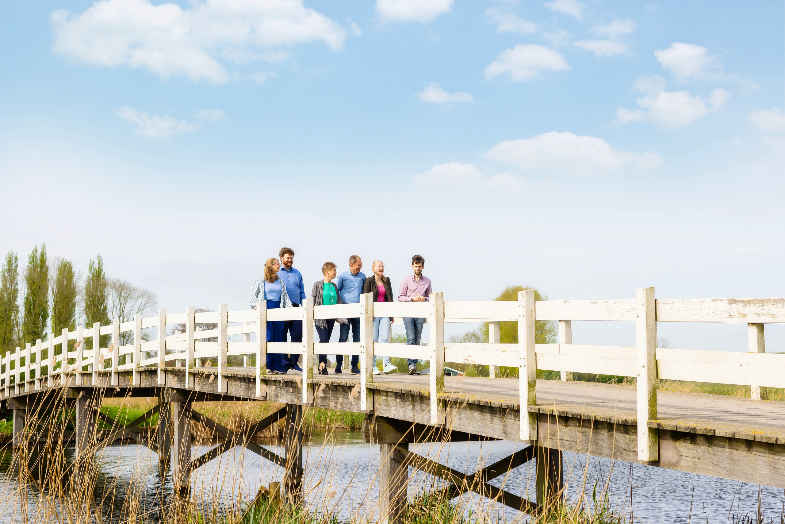 Uitgebreide familie op de brug