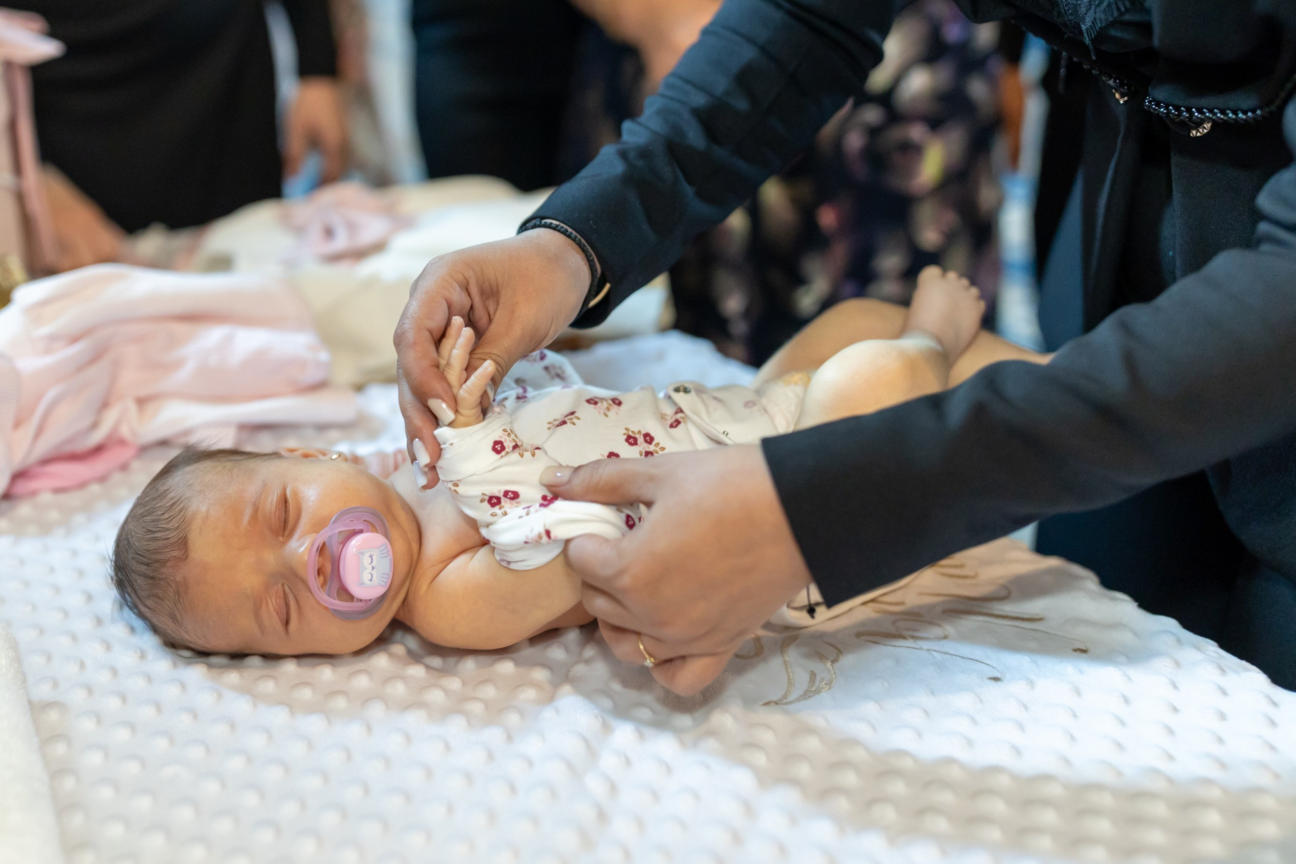 “Bebeluș botezat în biserică, ținut în brațe de nași” • “Detaliu cu lumânarea de botez decorată cu flori albe” • “Părinți emoționați alături de copilul lor la ceremonia de botez” • “Masa festivă de botez cu decor tematic și tort personalizat” • “Momentul în care preotul toarnă apă sfințită pe fruntea bebelușului” “Bebeluș în rochie albă de botez, zâmbind în brațele mamei” • “Detaliu cu cruciulița de botez așezată pe o pernă de satin” • “Părinți și nași aprinzând lumânările în timpul ceremoniei de botez” • “Tort de botez decorat cu figurine tematice și numele copilului” • “Copil botezat dormind liniștit în pătuțul decorat festiv” • “Momentul în care preotul binecuvântează copilul în fața altarului” • “Invitați adunându-se în jurul mesei festive la petrecerea de botez” • “Bebeluș ținând în mână o jucărie personalizată primită la botez” • “Familie fericită pozând împreună după ceremonia de botez” • “Decor tematic cu baloane și flori la locația petrecerii de botez” fotograf Botoșani fotograf evenimente fotograf botez Alin Chirila fotograf alinofotostudio,- Preotul ținându-l pe micuțul Mathias Gabriel la botez, în biserica Înălțarea Domnului, Copălău - Detalii de la botezul lui Mathias – lumânare, trusou și icoană - Familia lui Mathias Gabriel alături de micuț, în ziua botezului - Portret emoționant cu mama și bebelușul în brațe, în biserică,fotograf profesionist evenimente Botoșani, Iași, Suceava, Fălticeni, Bacău, Pașcani, Roman - AlinoFotoStudio by Alin Chirilă - servicii foto nuntă, botez, cununie, ședințe foto creative, albume personalizate, fotografii emoționante și calitative pentru cele mai importante momente din viață,fotograf nuntă Botoșani Alin Chirilă, ședință foto botez Iași - AlinoFotoStudio, servicii fotograf profesionist evenimente Suceava, fotograf cununie civilă Fălticeni - Alin Chirilă, album foto nuntă personalizat Bacău.“Bebeluș botezat în biserică, ținut în brațe de nași” • “Detaliu cu lumânarea de botez decorată cu flori albe” • “Părinți emoționați alături de copilul lor la ceremonia de botez” • “Masa festivă de botez cu decor tematic și tort personalizat” • “Momentul în care preotul toarnă apă sfințită pe fruntea bebelușului” “Bebeluș în rochie albă de botez, zâmbind în brațele mamei” • “Detaliu cu cruciulița de botez așezată pe o pernă de satin” • “Părinți și nași aprinzând lumânările în timpul ceremoniei de botez” • “Tort de botez decorat cu figurine tematice și numele copilului” • “Copil botezat dormind liniștit în pătuțul decorat festiv” • “Momentul în care preotul binecuvântează copilul în fața altarului” • “Invitați adunându-se în jurul mesei festive la petrecerea de botez” • “Bebeluș ținând în mână o jucărie personalizată primită la botez” • “Familie fericită pozând împreună după ceremonia de botez” • “Decor tematic cu baloane și flori la locația petrecerii de botez” fotograf Botoșani fotograf evenimente fotograf botez Alin Chirila fotograf alinofotostudio.fotograf botez Amelis Maria, fotografie botez Botoșani, fotograf Alin Chirilă, amintiri botez, fotografii botez, botez Amelis Maria, fotograf copii, fotografie botez în Botoșani,