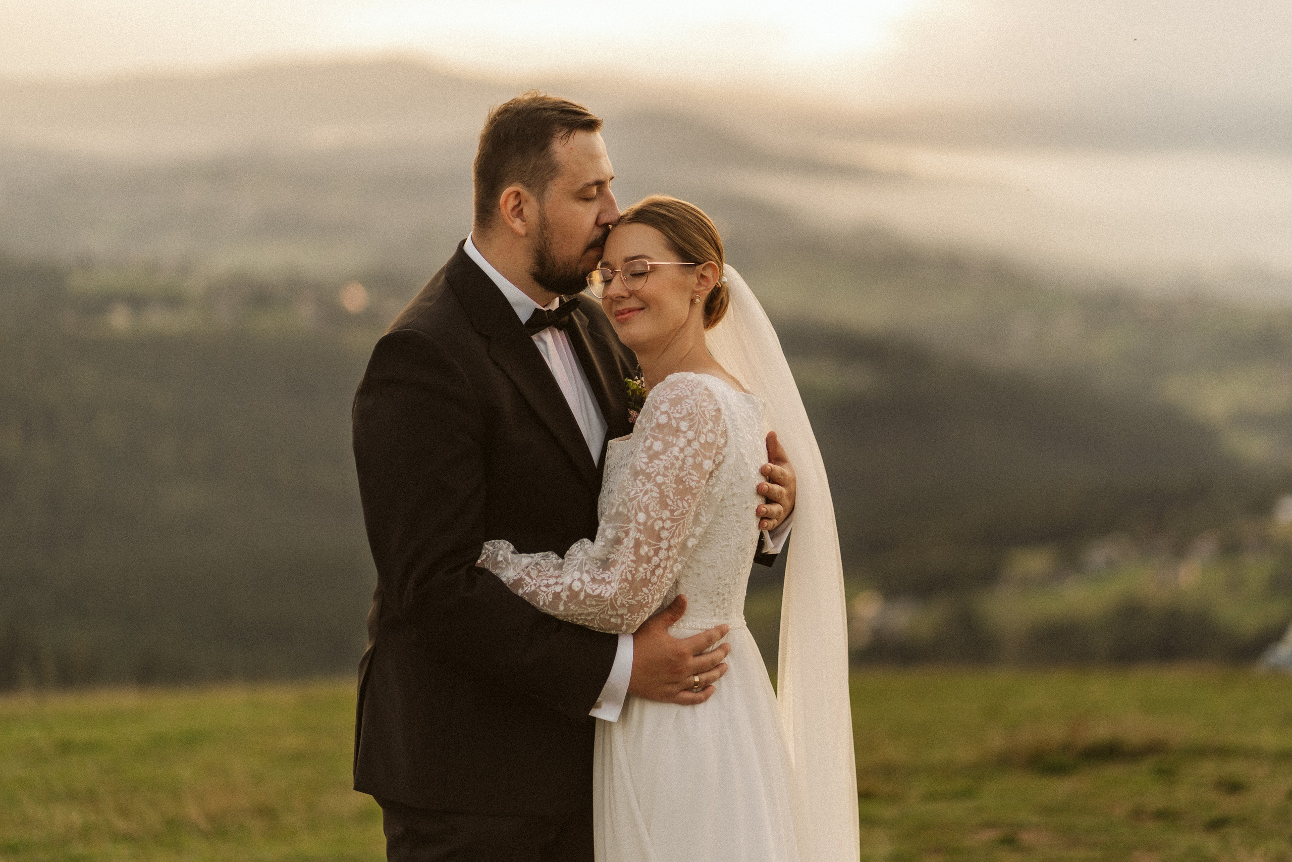 Emocjonalne, naturalne zdjęcie ślubne wykonane tuż po ceremonii