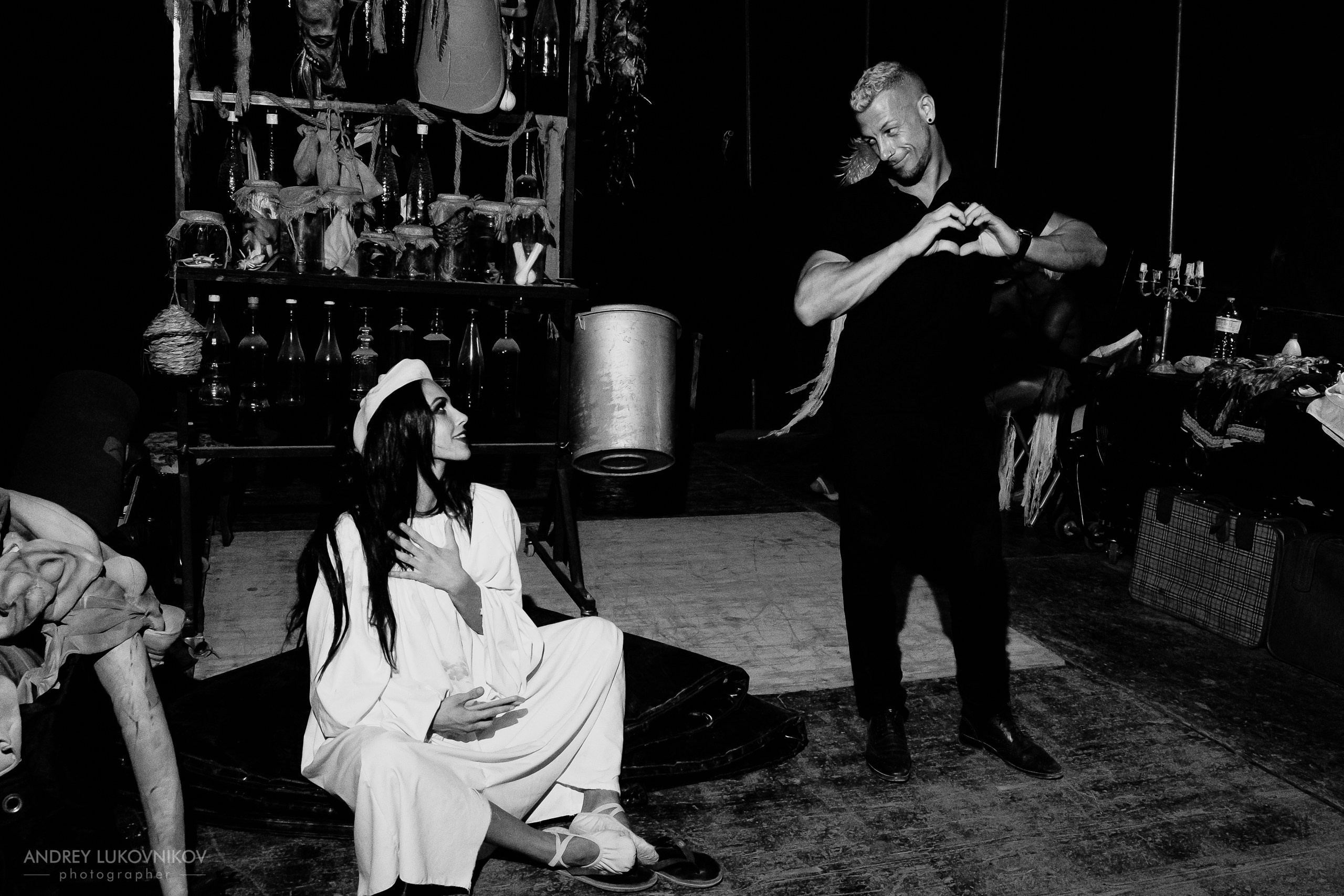 Sesión de fotos entre bastidores en El Circo Encantado: la vida de los artistas tras bambalinas