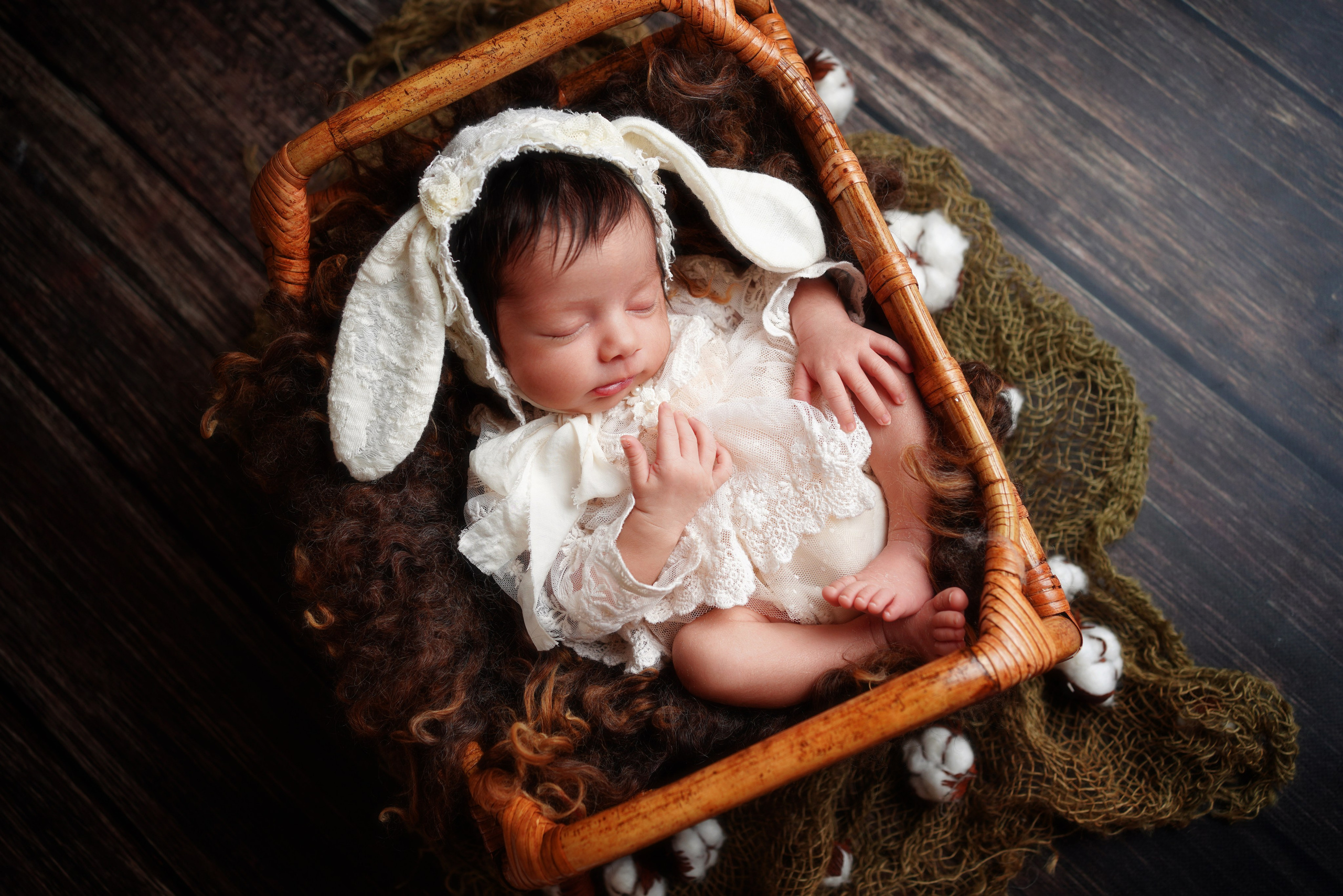 Bezaubernde Babyfüße mit winzigen Zehen