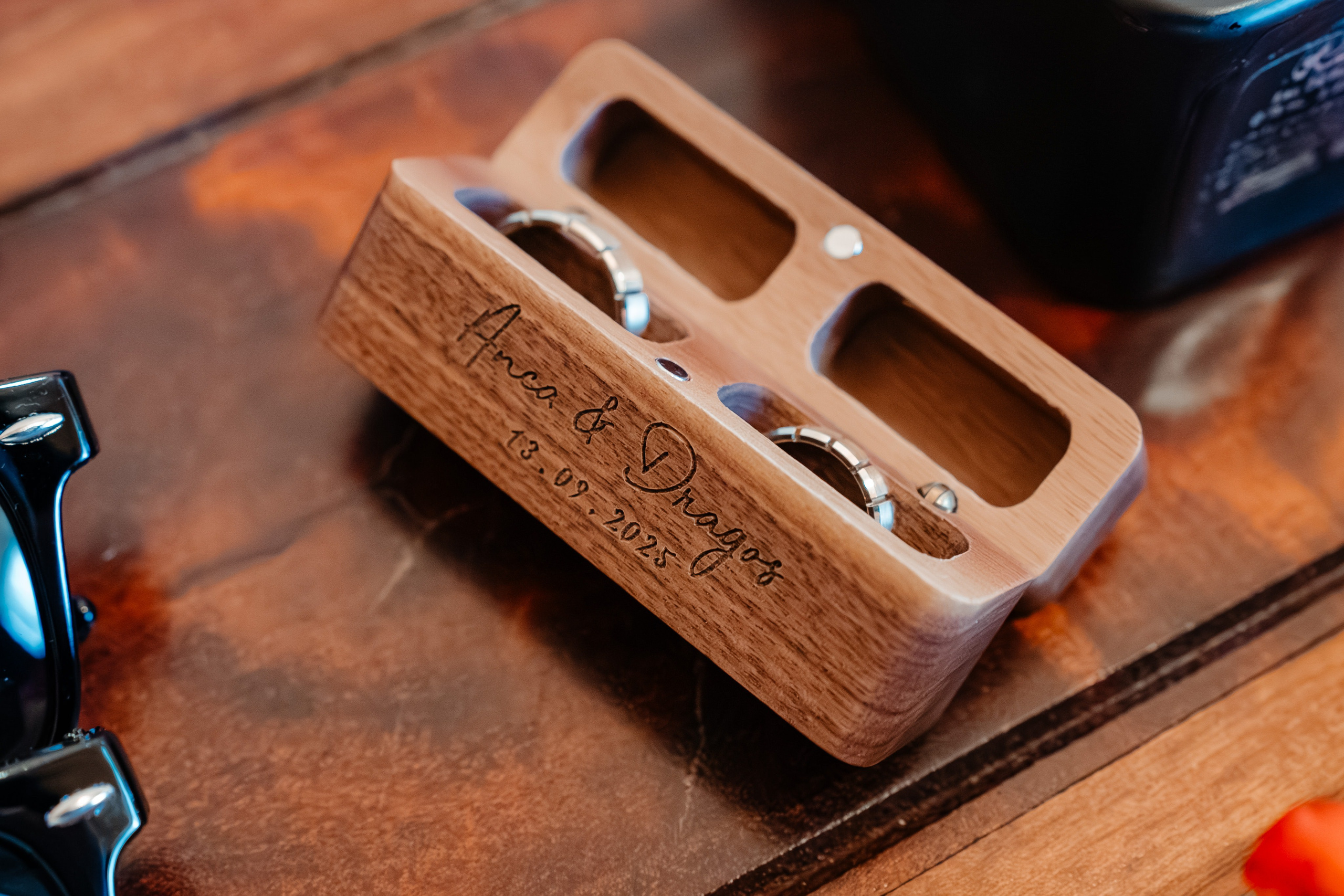 Verighete de nuntă în cutie de lemn personalizată la Cabana Masiv, Comănești.