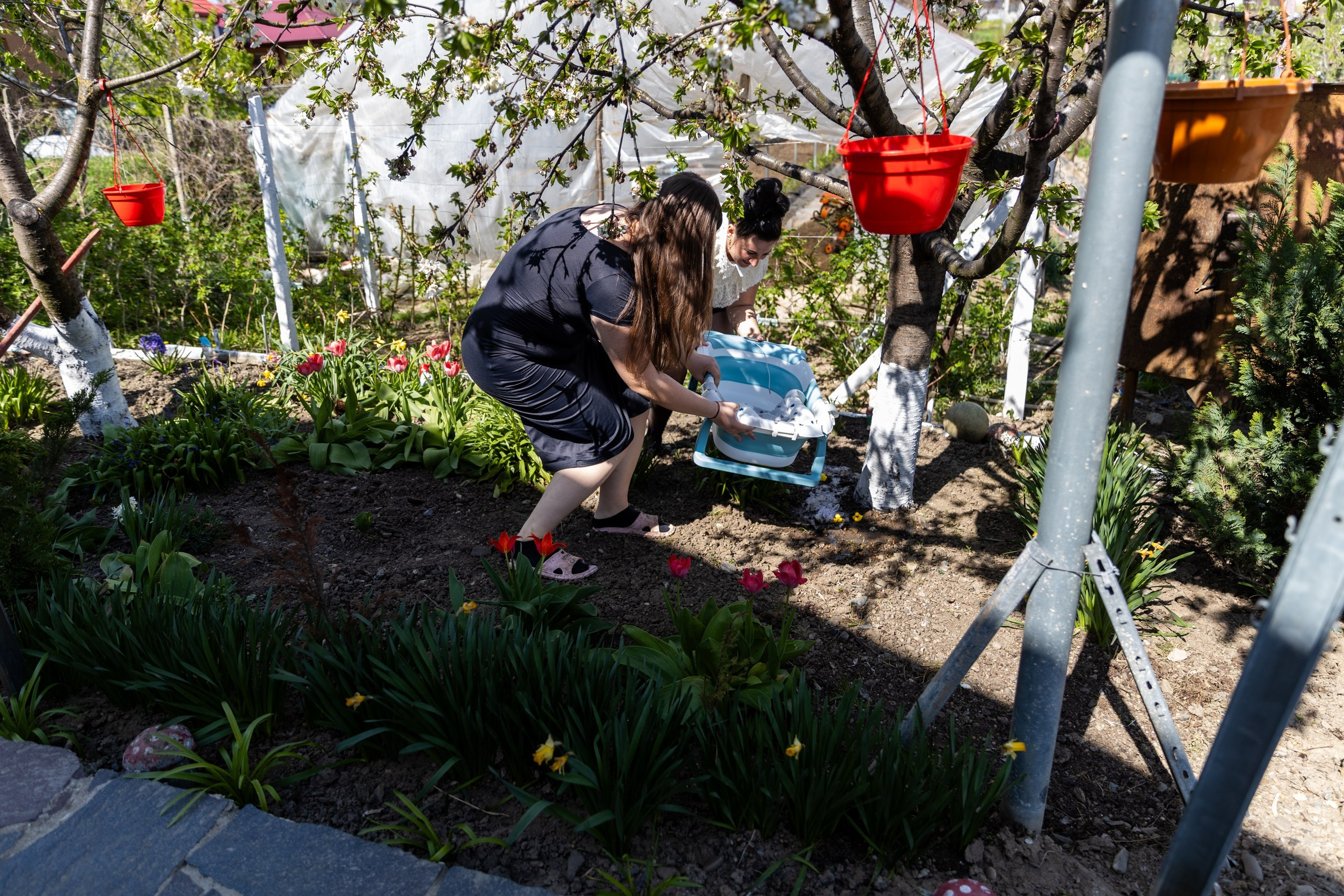 - Preotul ținându-l pe micuțul Mathias Gabriel la botez, în biserica Înălțarea Domnului, Copălău  - Detalii de la botezul lui Mathias – lumânare, trusou și icoană  - Familia lui Mathias Gabriel alături de micuț, în ziua botezului  - Portret emoționant cu mama și bebelușul în brațe, în biserică,fotograf profesionist evenimente Botoșani, Iași, Suceava, Fălticeni, Bacău, Pașcani, Roman - AlinoFotoStudio by Alin Chirilă - servicii foto nuntă, botez, cununie, ședințe foto creative, albume personalizate, fotografii emoționante și calitative pentru cele mai importante momente din viață,fotograf nuntă Botoșani Alin Chirilă,  ședință foto botez Iași - AlinoFotoStudio,  servicii fotograf profesionist evenimente Suceava,  fotograf cununie civilă Fălticeni - Alin Chirilă,  album foto nuntă personalizat Bacău.“Bebeluș botezat în biserică, ținut în brațe de nași”	•	“Detaliu cu lumânarea de botez decorată cu flori albe”	•	“Părinți emoționați alături de copilul lor la ceremonia de botez”	•	“Masa festivă de botez cu decor tematic și tort personalizat”	•	“Momentul în care preotul toarnă apă sfințită pe fruntea bebelușului”	“Bebeluș în rochie albă de botez, zâmbind în brațele mamei”	•	“Detaliu cu cruciulița de botez așezată pe o pernă de satin”	•	“Părinți și nași aprinzând lumânările în timpul ceremoniei de botez”	•	“Tort de botez decorat cu figurine tematice și numele copilului”	•	“Copil botezat dormind liniștit în pătuțul decorat festiv”	•	“Momentul în care preotul binecuvântează copilul în fața altarului”	•	“Invitați adunându-se în jurul mesei festive la petrecerea de botez”	•	“Bebeluș ținând în mână o jucărie personalizată primită la botez”	•	“Familie fericită pozând împreună după ceremonia de botez”	•	“Decor tematic cu baloane și flori la locația petrecerii de botez” fotograf Botoșani fotograf evenimente fotograf botez Alin Chirila fotograf alinofotostudio.fotograf botez Amelis Maria, fotografie botez Botoșani, fotograf Alin Chirilă, amintiri botez, fotografii botez, botez Amelis Maria, fotograf copii, fotografie botez în Botoșani,
