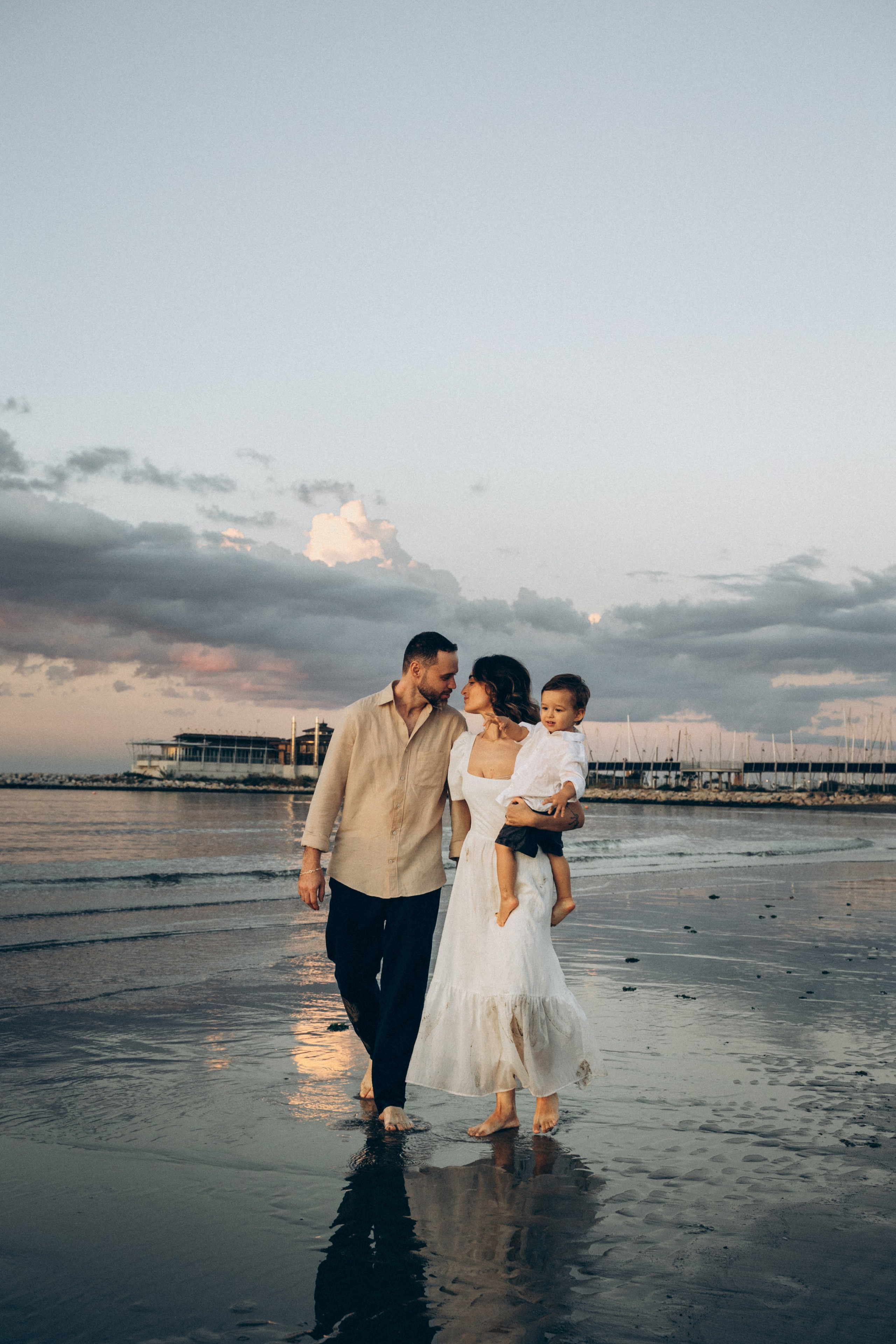 famiglia con bambino sulla spiaggia a Rimini al tramonto durante un servizio fotografico