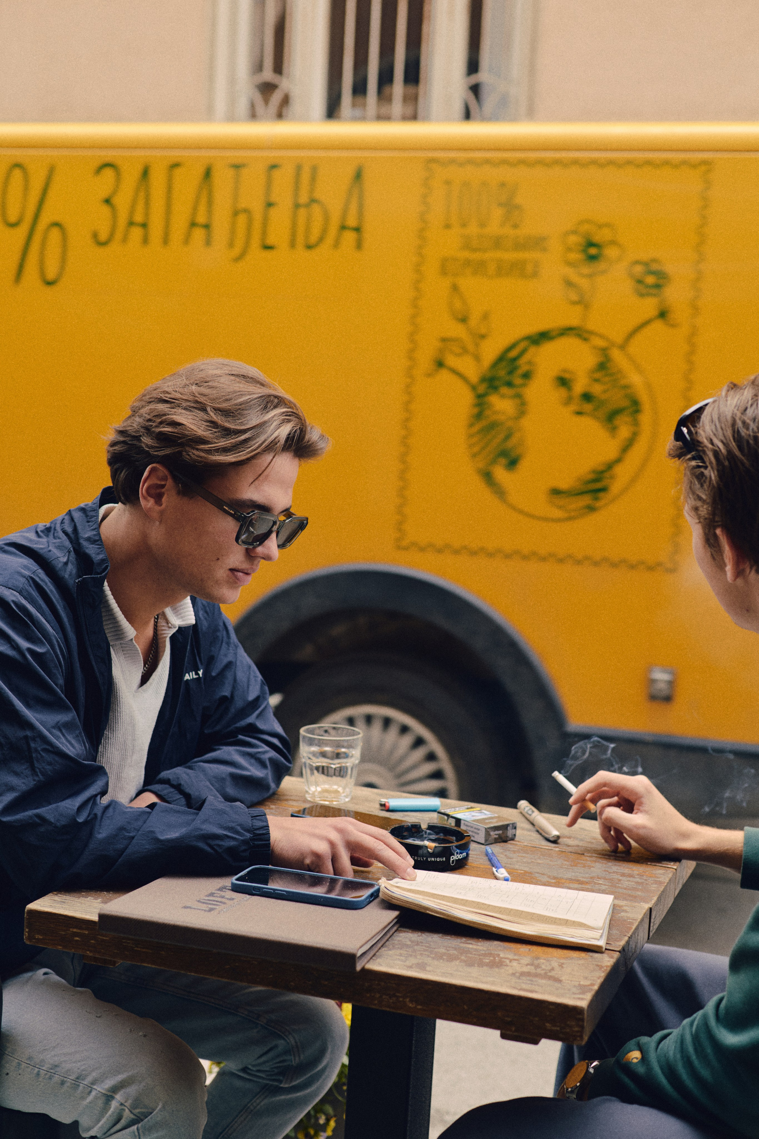 Solving crosswords. Анастасия Еремина | Фотограф в Сербии | Персональные и бизнес-фотосессии в Белграде и Нови Саде