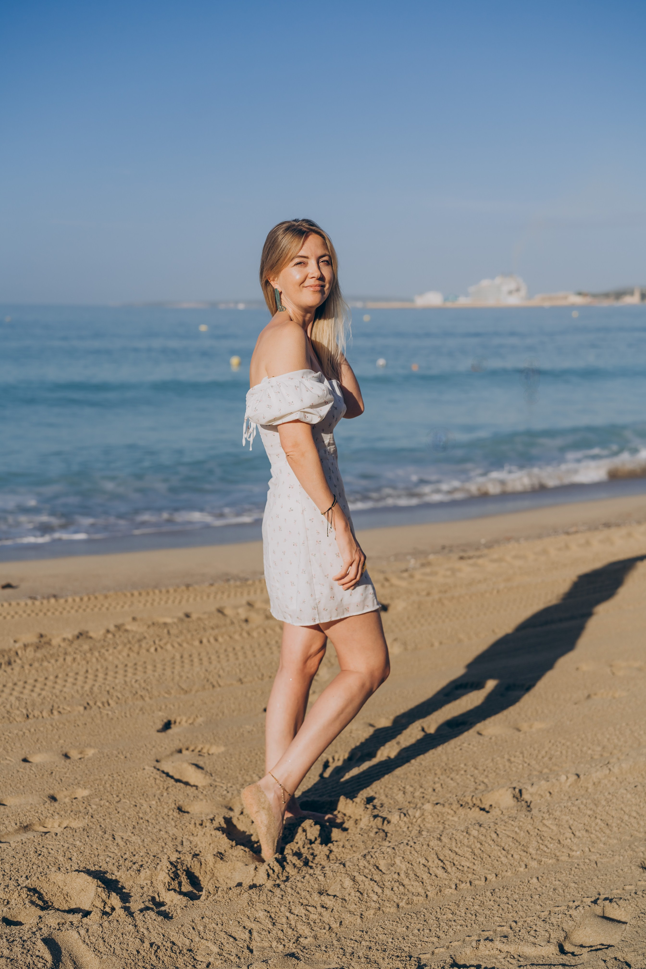 Jul on the beach in the morning. Фотограф у Пальма де Майорка