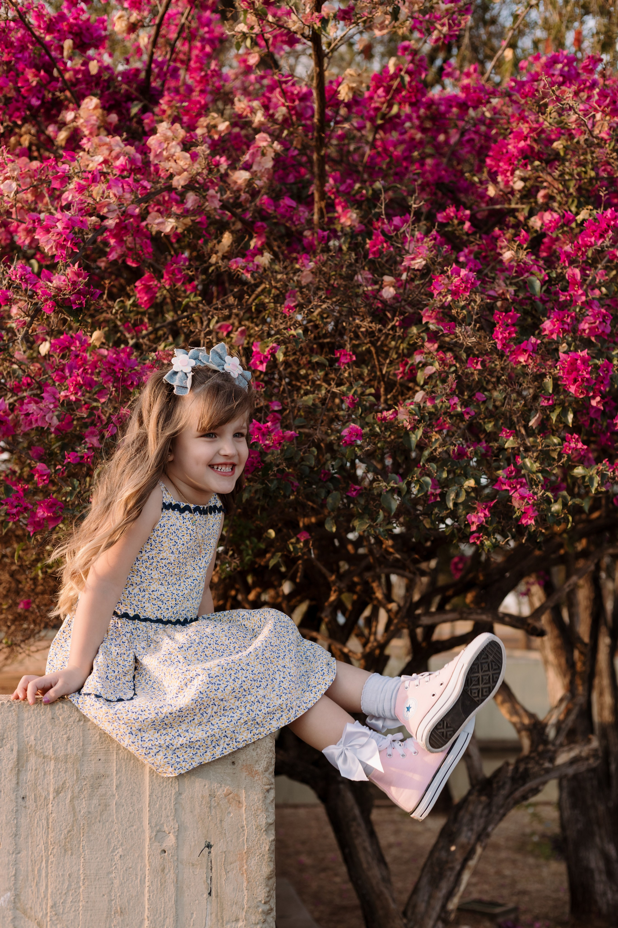 Criança explorando o espaço durante ensaio ao ar livre