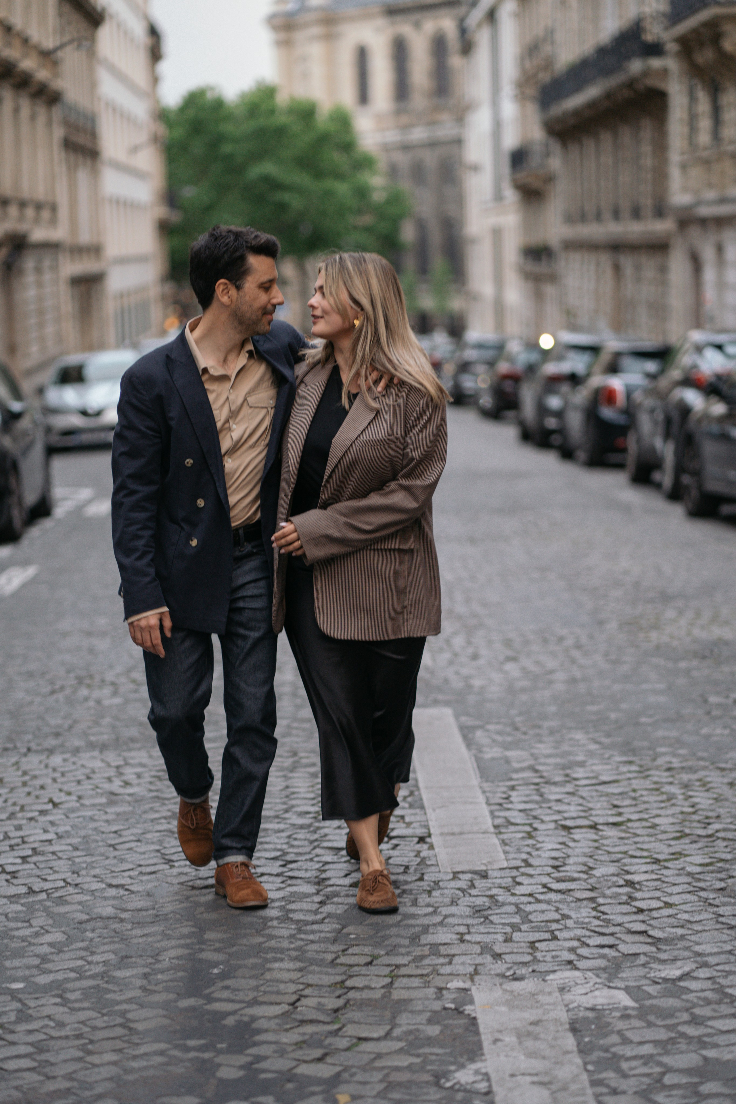 пара на улицах Париже без туристических локаций