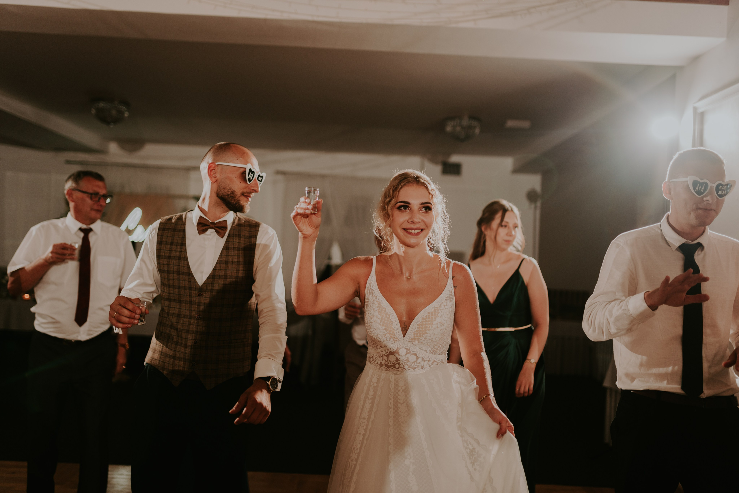 Dwór Wierzbno: plenerowy ślub pod wierzbą. Karkowskafoto - fotografia miłości