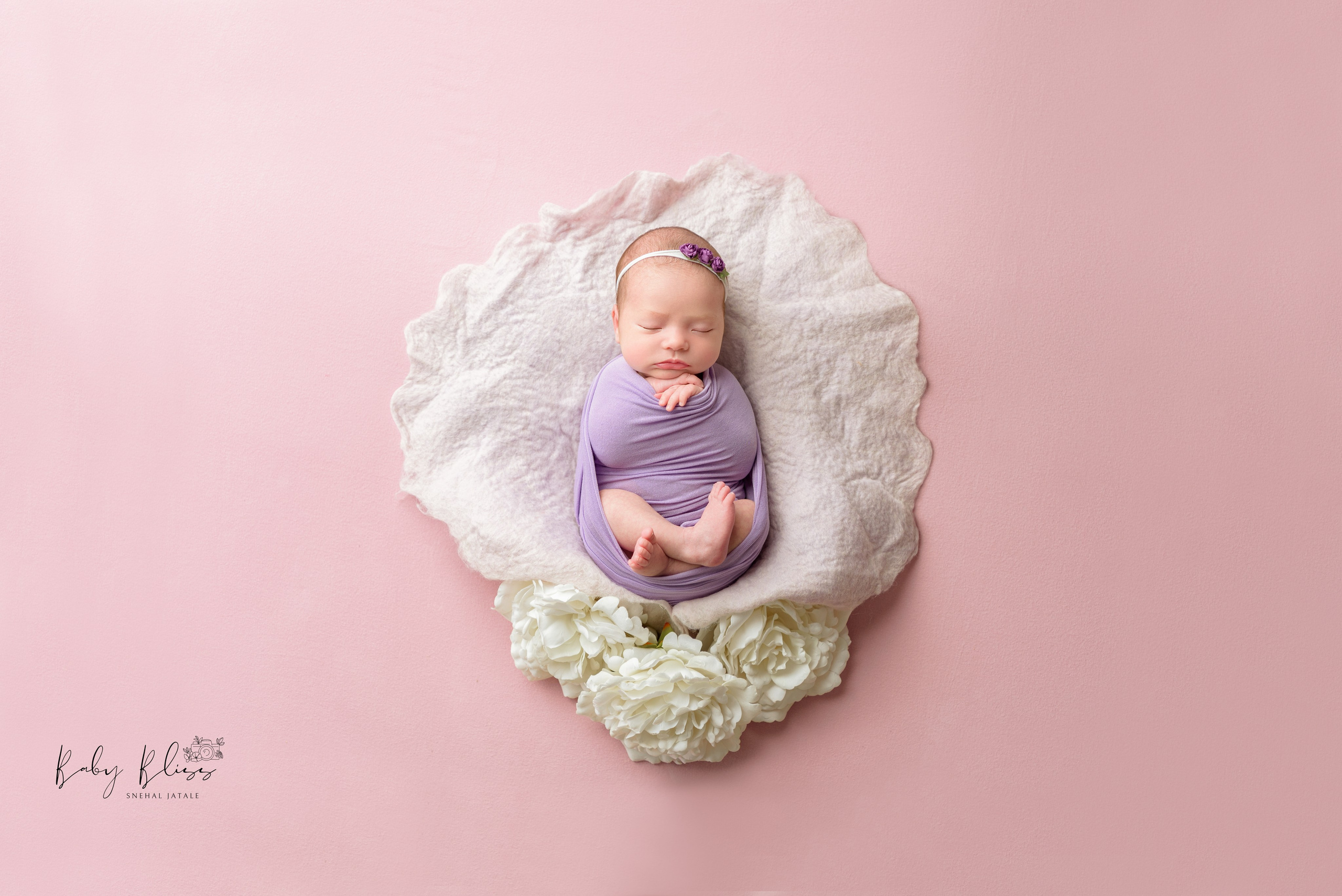 Best newborn photographer in Doha, Qatar. Best infant photoshoot in Doha, Qatar. Newborn photo session in Doha Qatar, baby, sitter, cake smash, pre-birthday, maternity, family photographer in Doha, Qatar