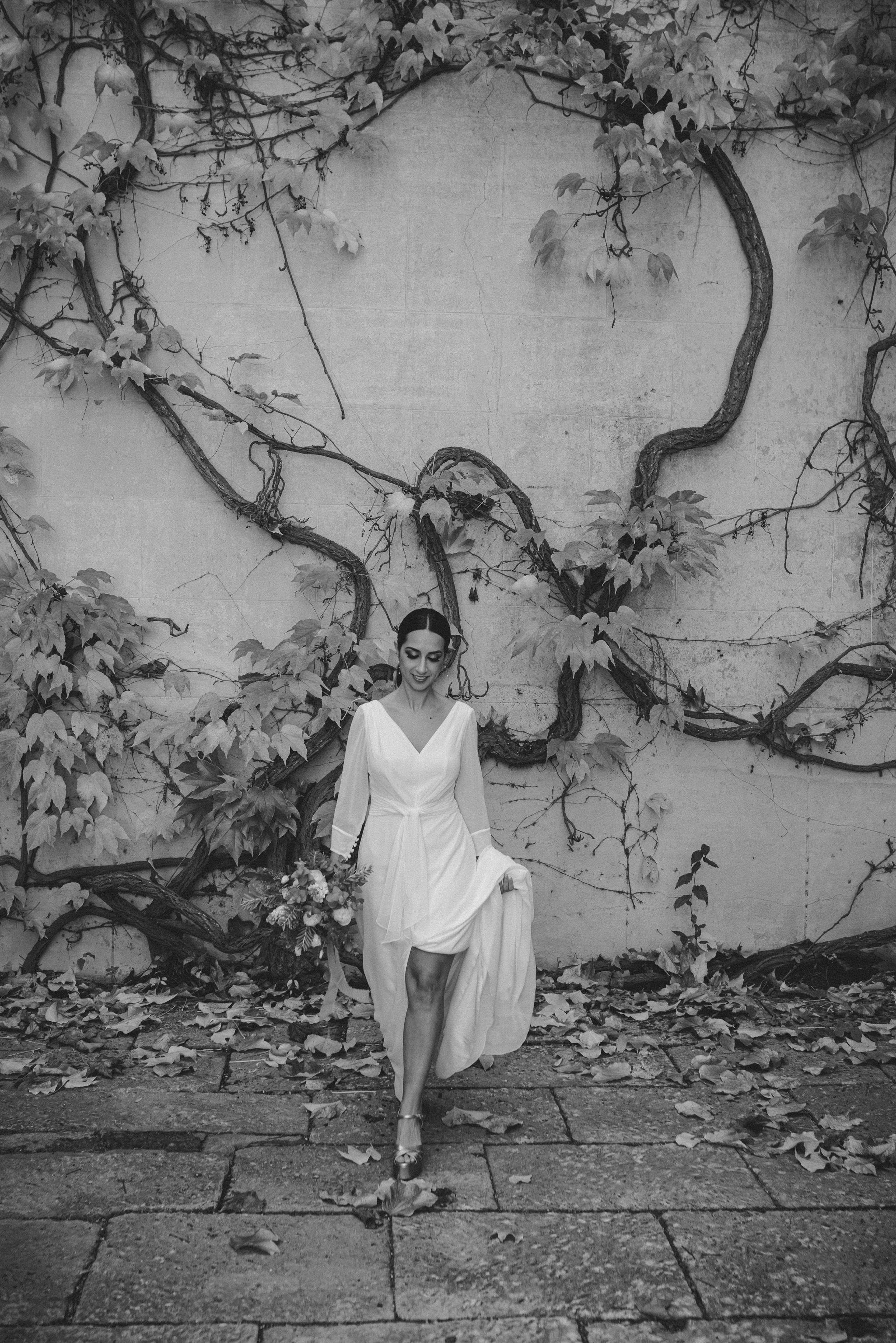 Novia caminando entre hojas de otoño en Finca Torrefiel