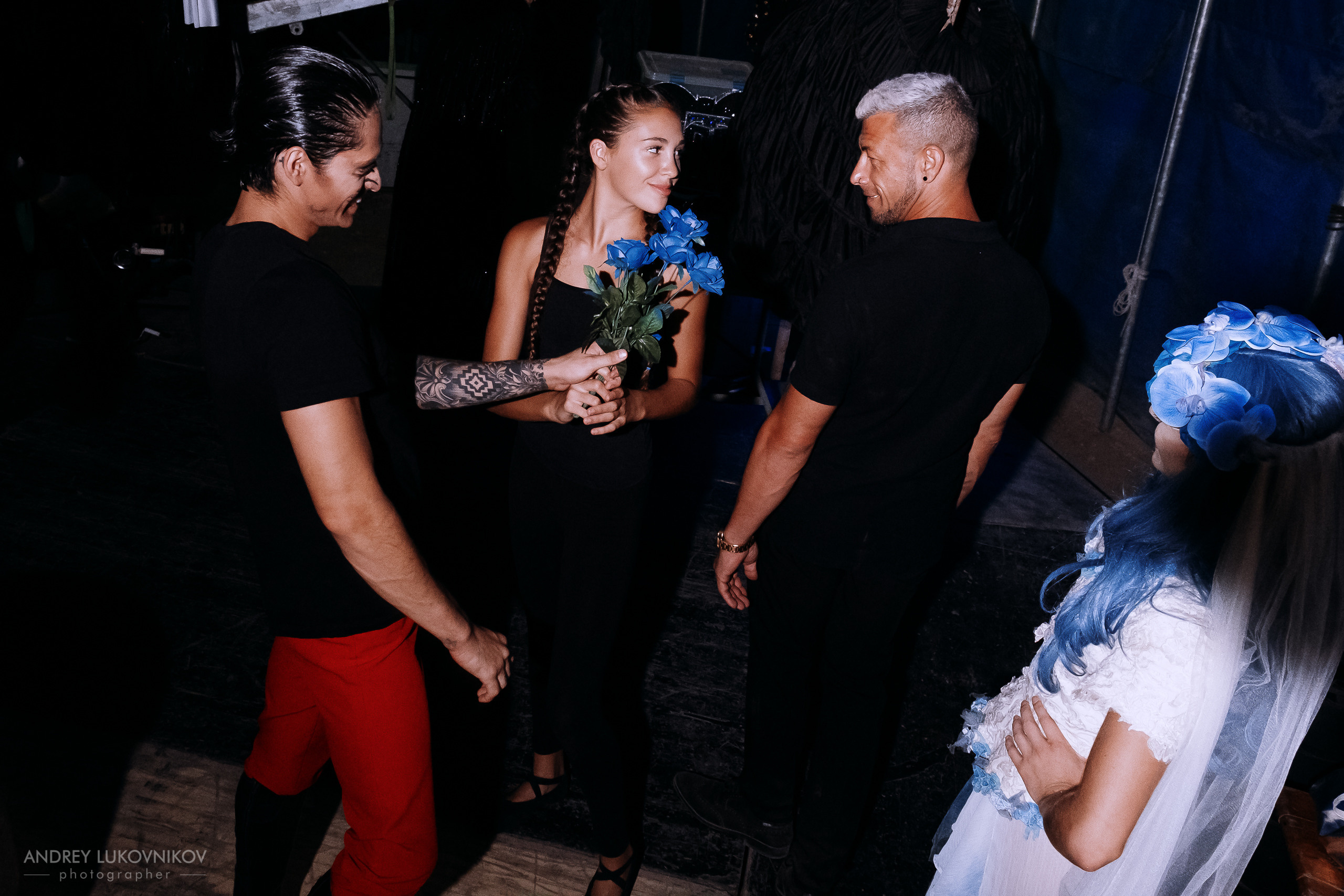 Sesión de fotos entre bastidores en El Circo Encantado: la vida de los artistas tras bambalinas