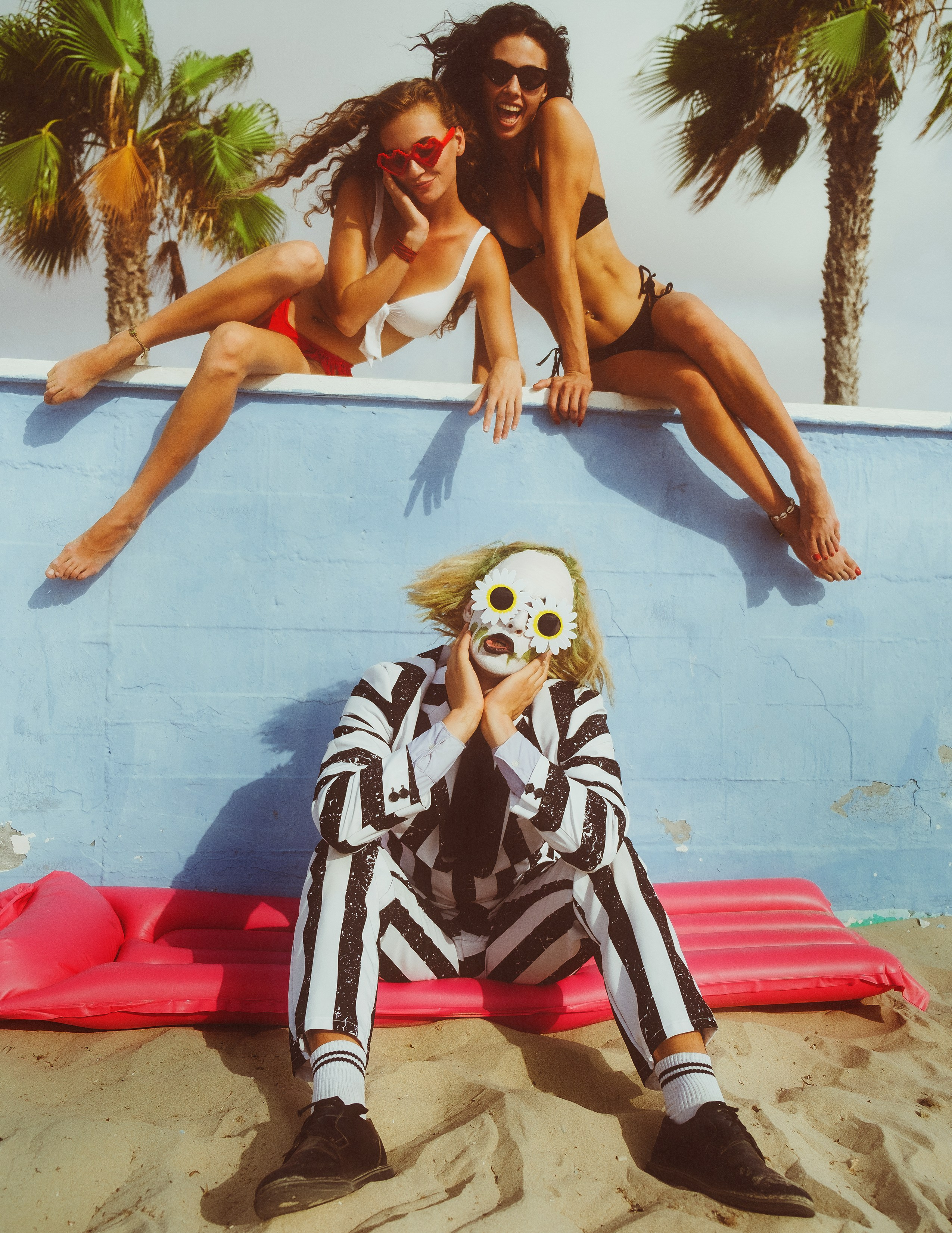 Beetlejuice на море: Экспериментальная фотосессия с цирковыми артистами — Фотограф Андрей Луковников