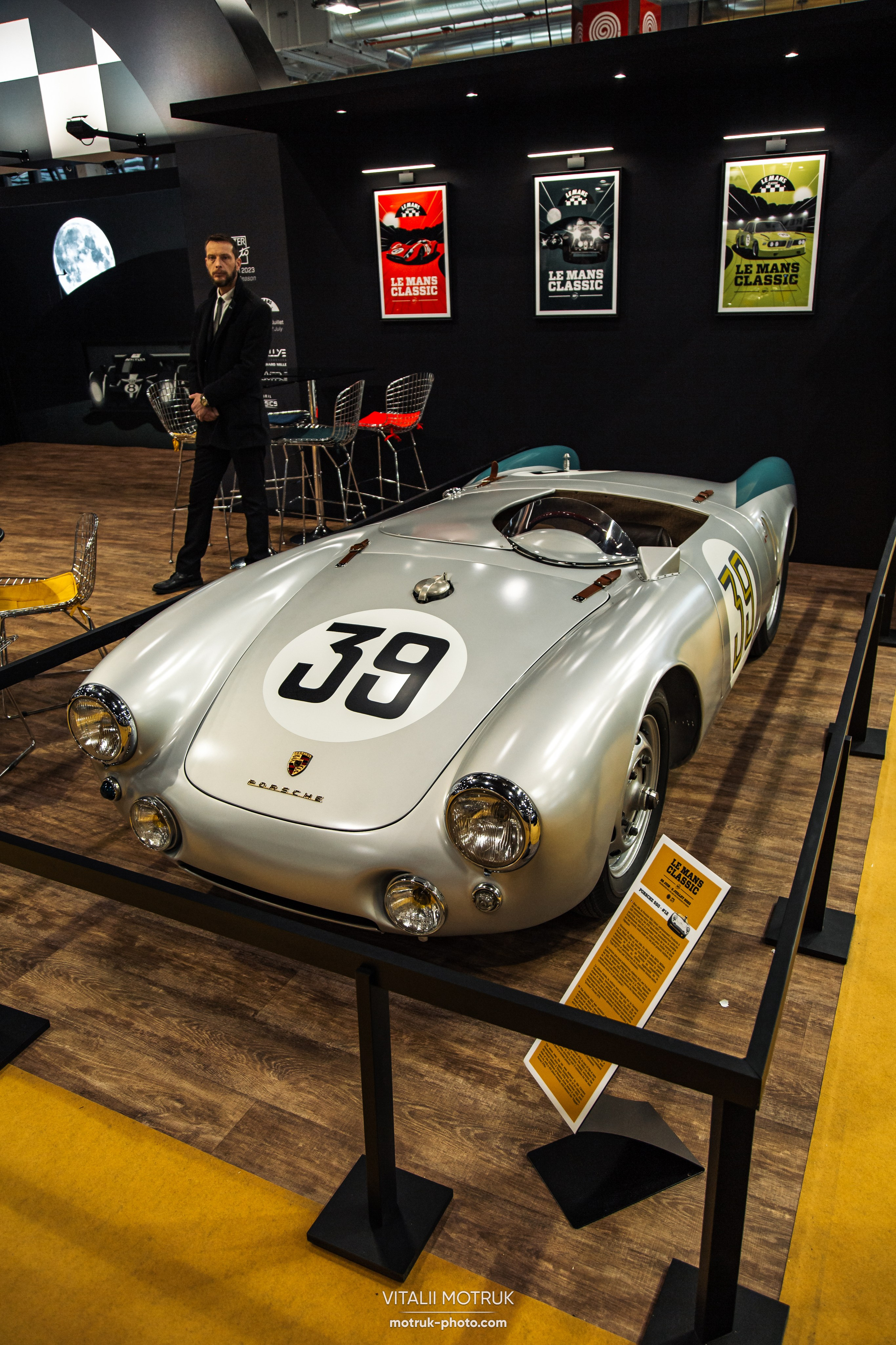 Retromobile 2023. Photographe de voitures à Paris — Vitalii Motruk